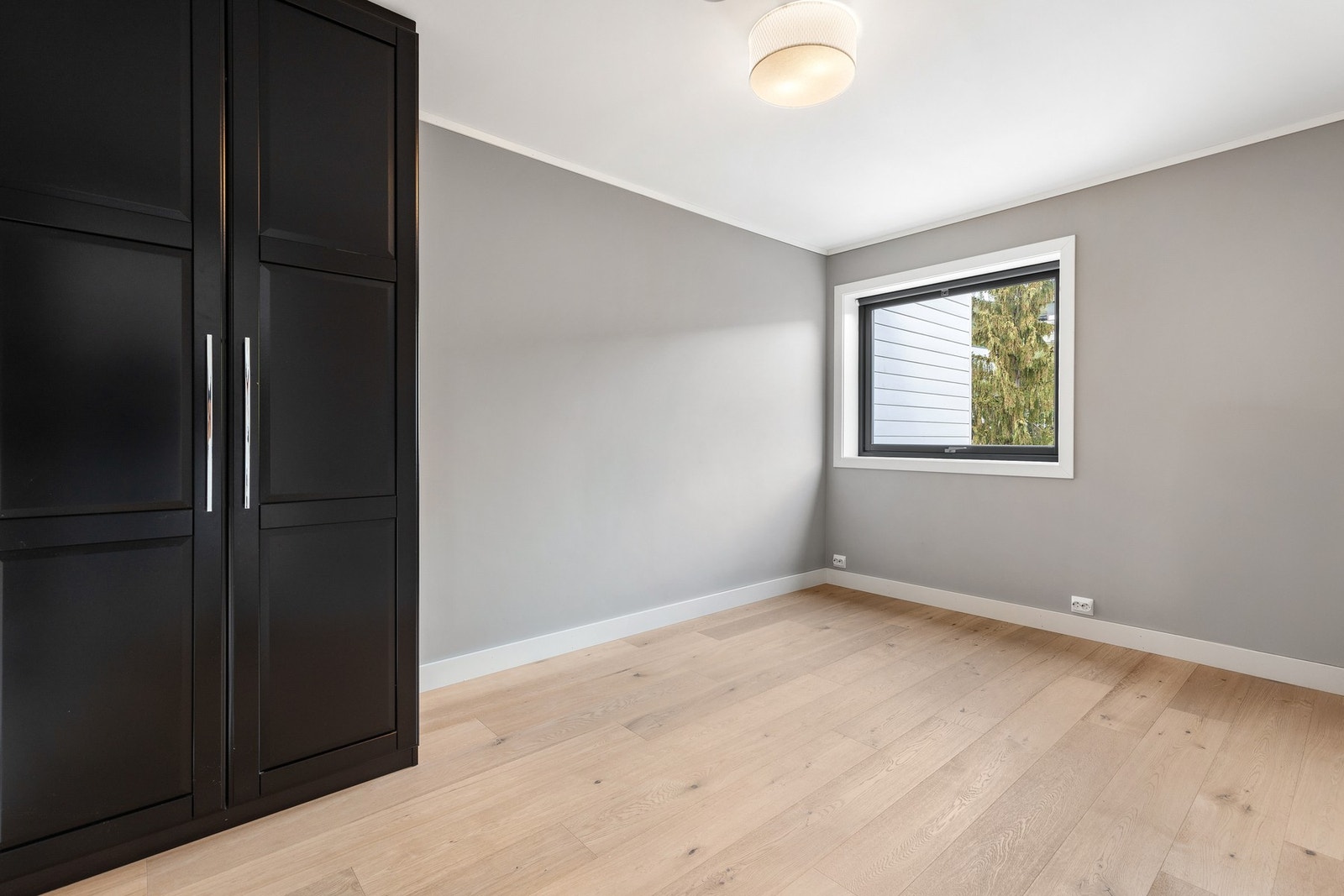 Soverom 3 med parkett på gulv og garderobeskap Galleribilde