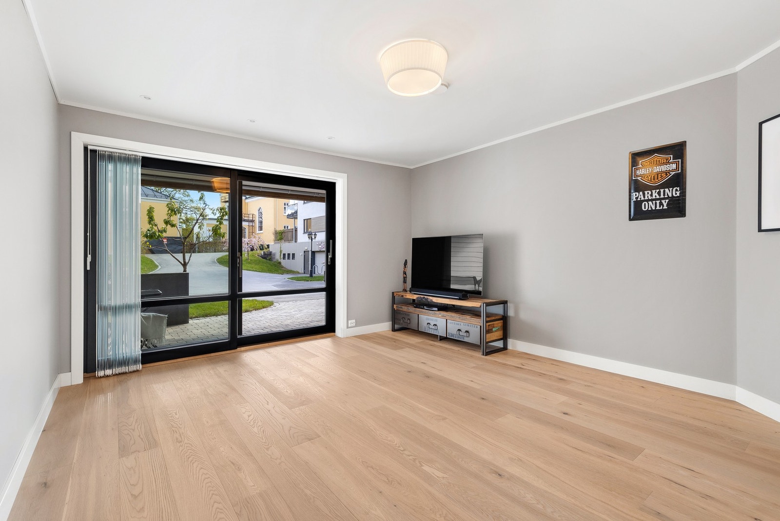 Soverom/stue med direkte utgang til en solrik uteplass på ca. 18 kvm. Galleribilde