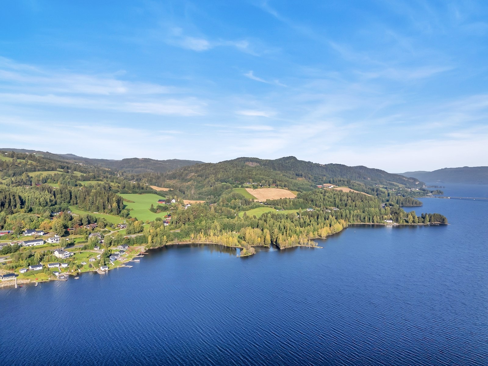 Sentralt beliggenhet på Smedmoen med panorama utsikt mot Mjøsa, Moelv og Ringsaker. Galleribilde