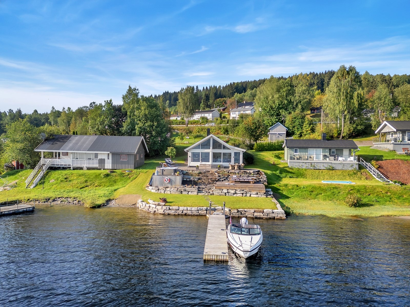 En lekker og moderne fritidsbolig med nydelig utsikt og svært gode solforhold. Galleribilde