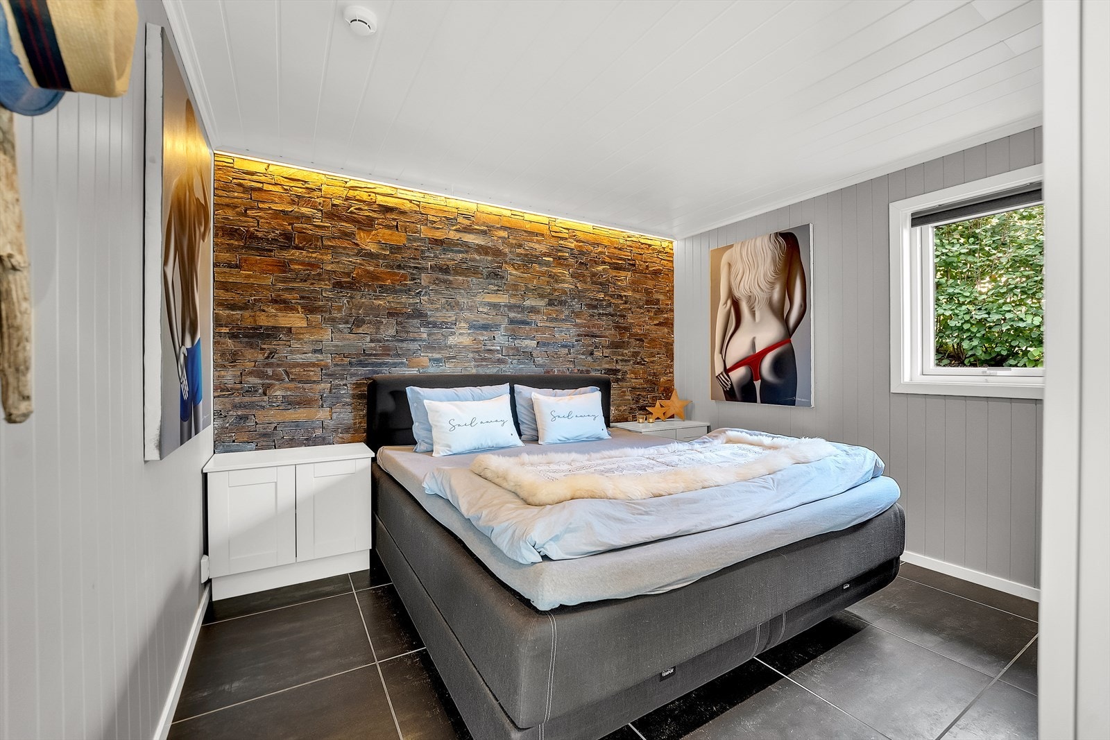 Romslig hovedsoverom med plass til dobbeltseng. Galleribilde