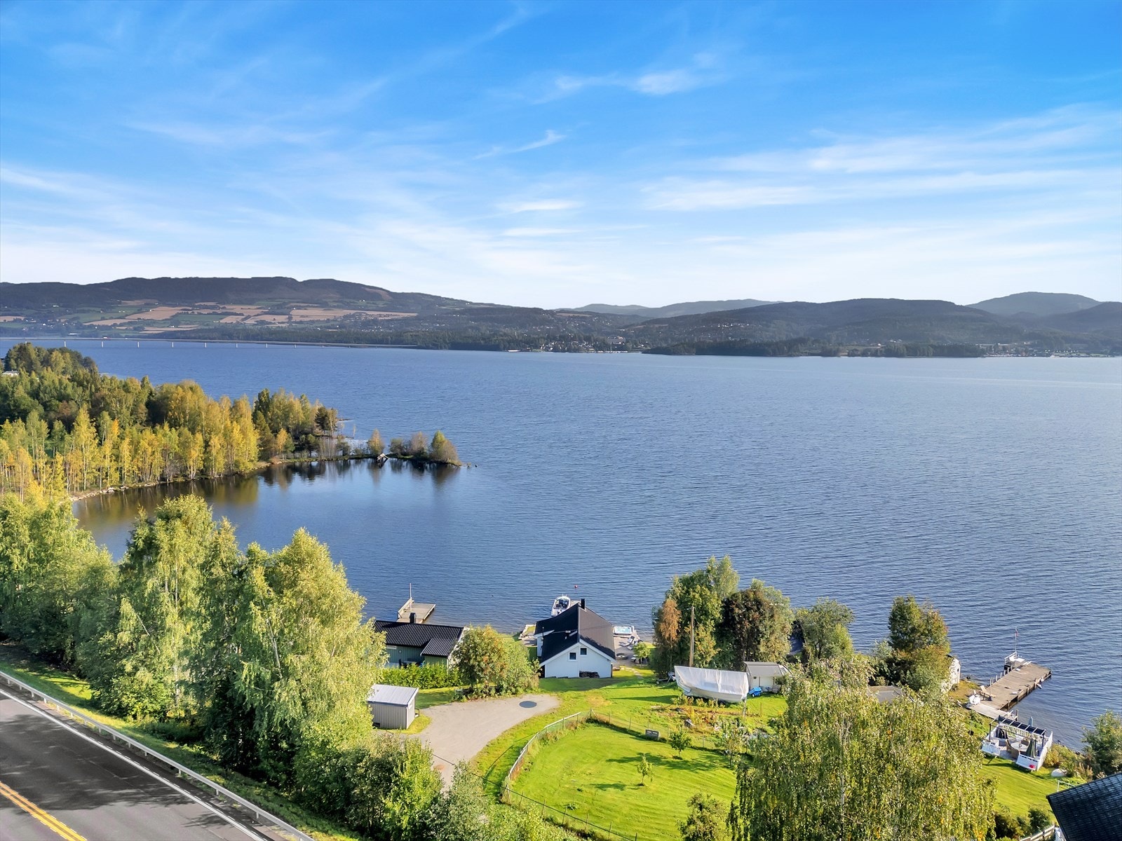 Nærmeste servicetilbud finner du på Biri og Moelv med dagligvarebutikker, bensinstasjoner og diverse forretninger. Busstopp på Smedmoen få minutters gange fra hytta. Togstasjon i Moelv. Galleribilde