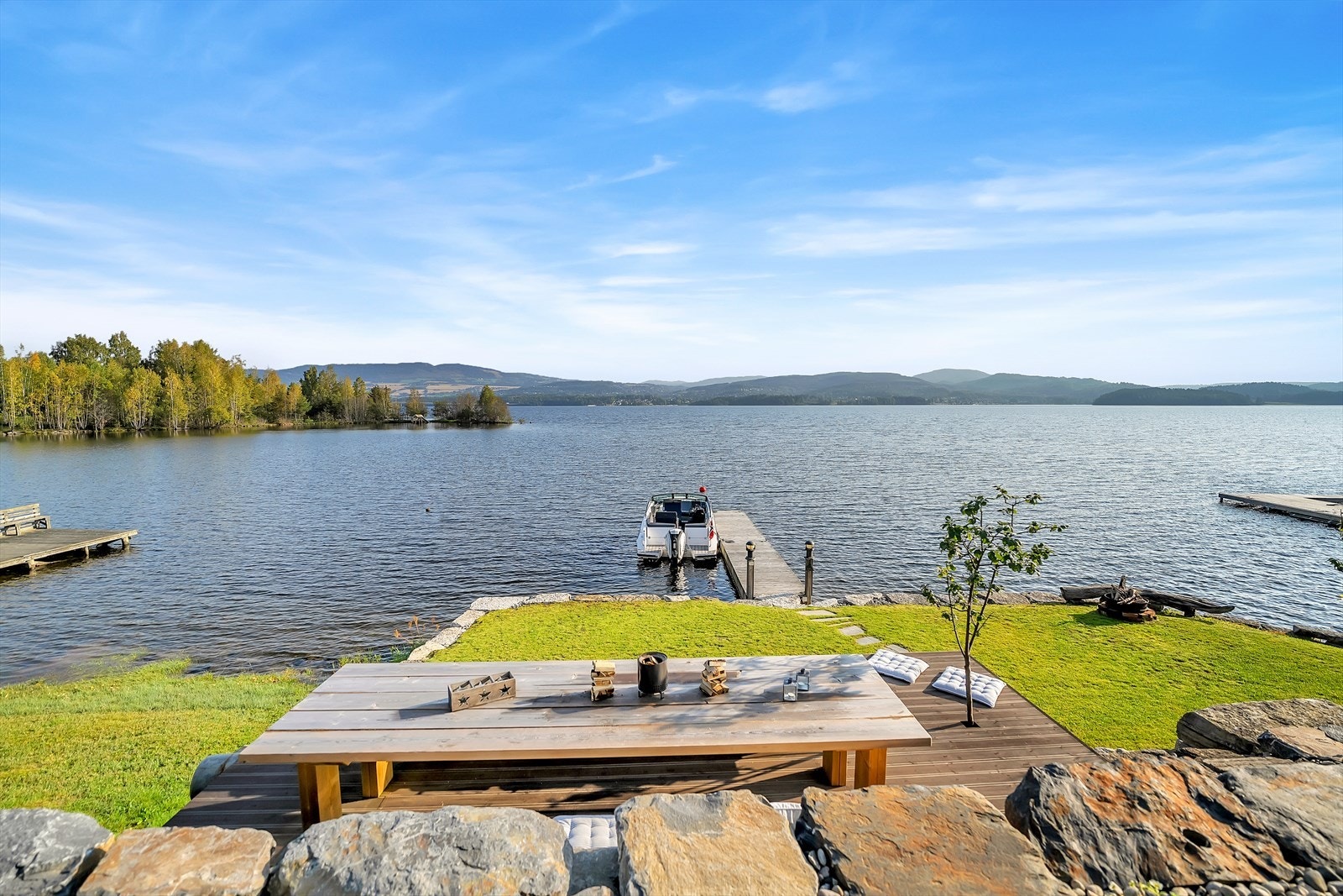 Idyllisk i vannkanten, her kan lange sommerdager nytes. Galleribilde