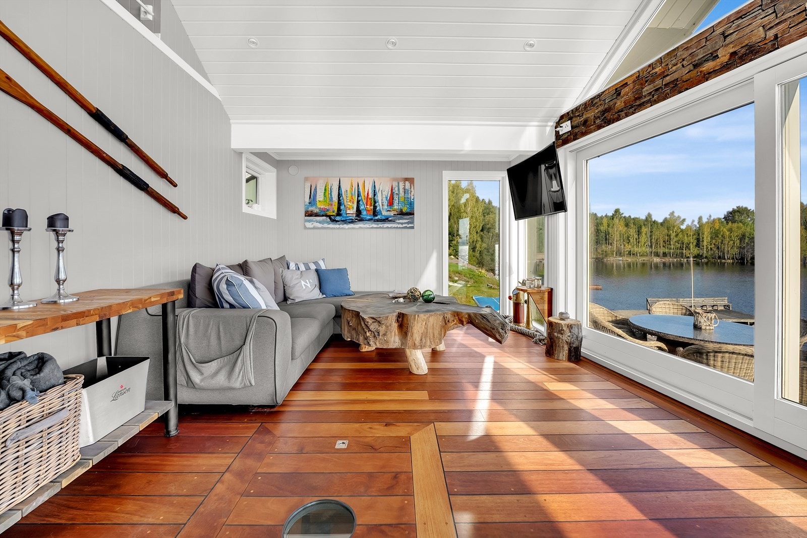 Stuen har god plass til sofagruppe og spisebord. Galleribilde