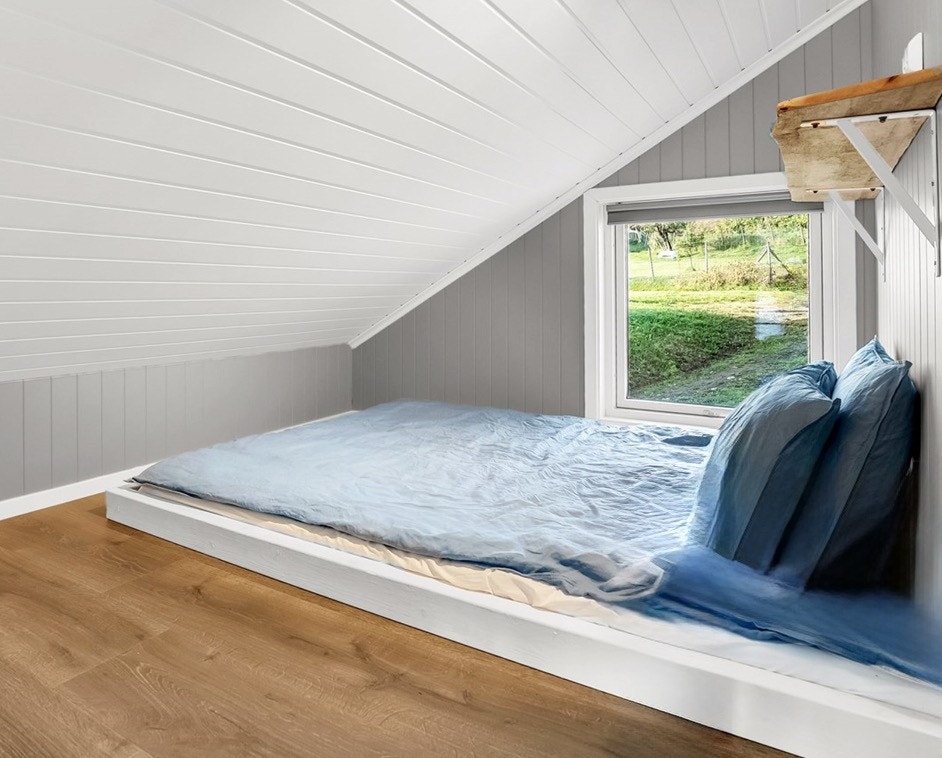 Rom innredet med seng på hems. (Ikke godkjent som soverom). Galleribilde