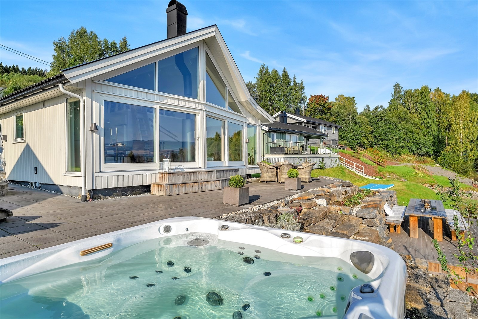 Tiltalende og innholdsrik fritidsbolig med fantastiske uteområder. Galleribilde