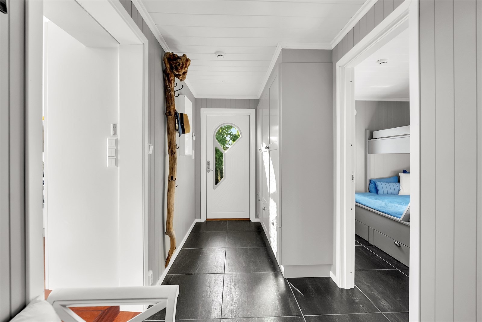 Flislagt entré/gang med garderobe for yttertøy og sko. Galleribilde