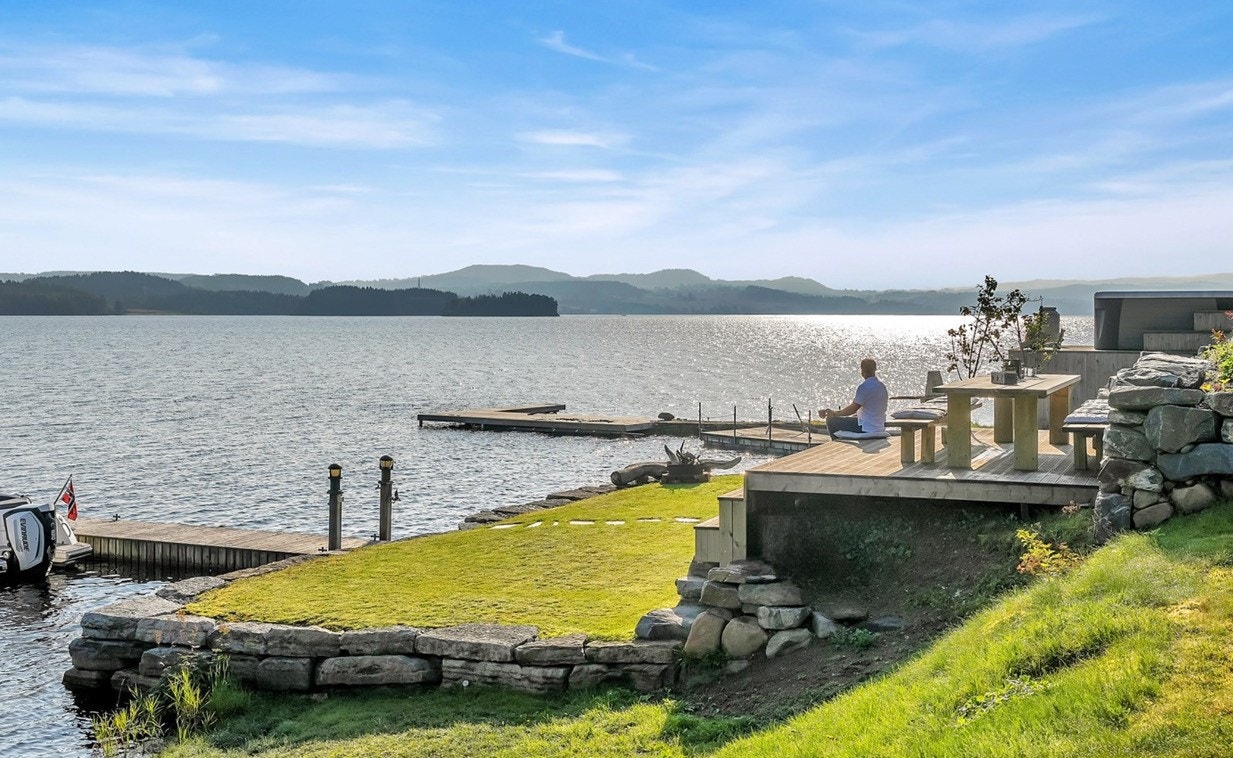 Idylliske uteområder i vannkanten, egen brygge og strand. Galleribilde