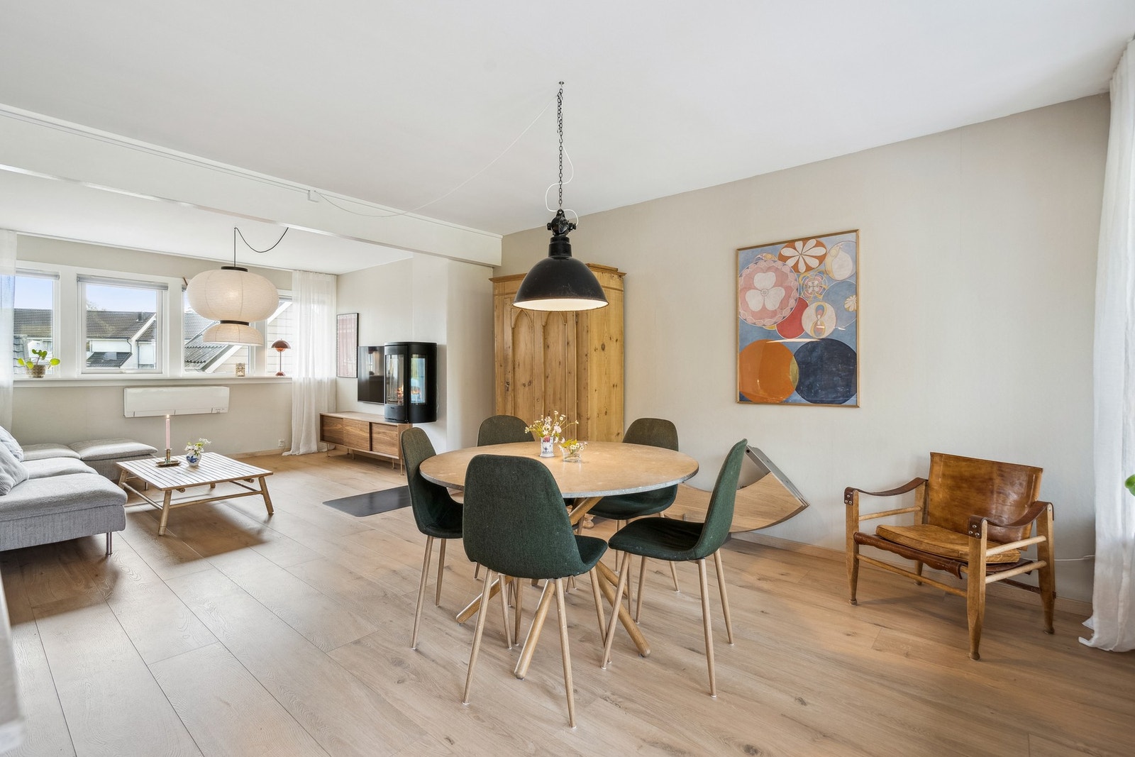 Lys og romslig stue med plass til møblering i ulike soner. Galleribilde