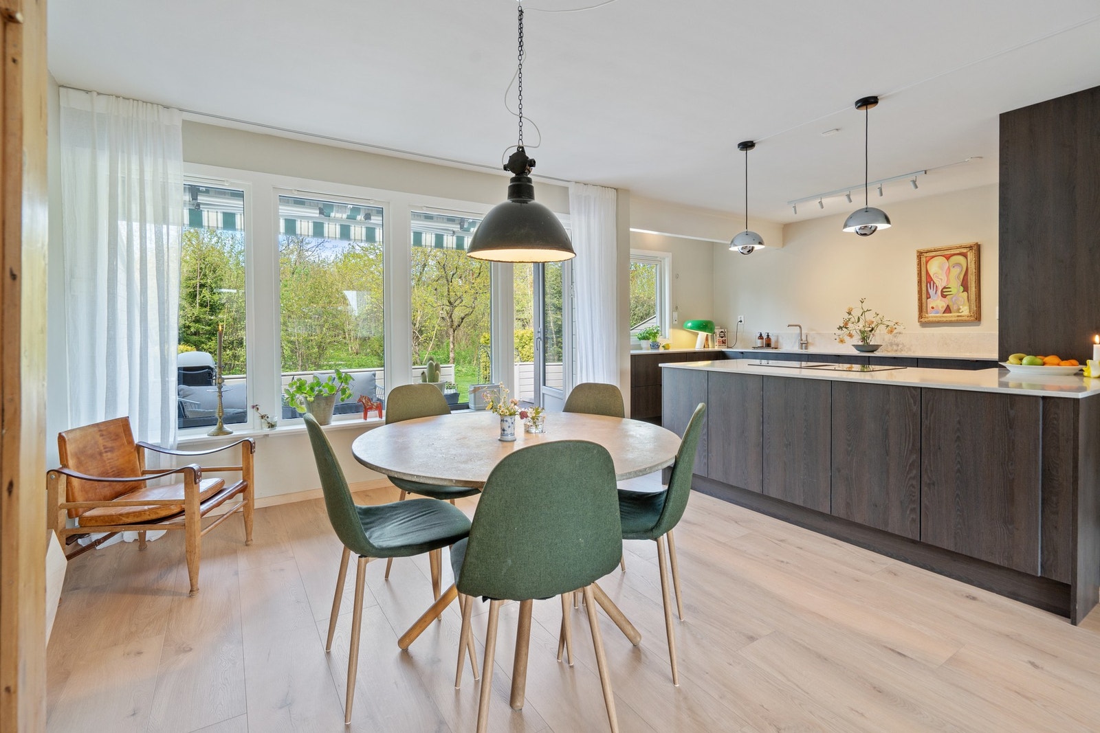 Fra stuen og kjøkkenet er det utgang til en usjenert og vestvendt terrasse, og hage. Galleribilde