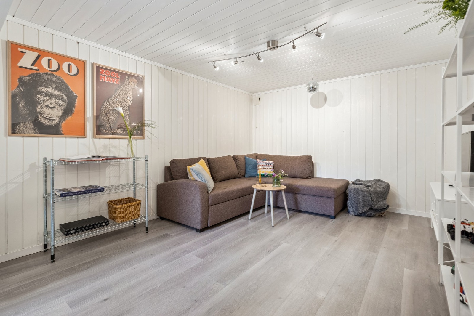 Disponibelt rom i kjeller innredet som kjellerstue. Galleribilde