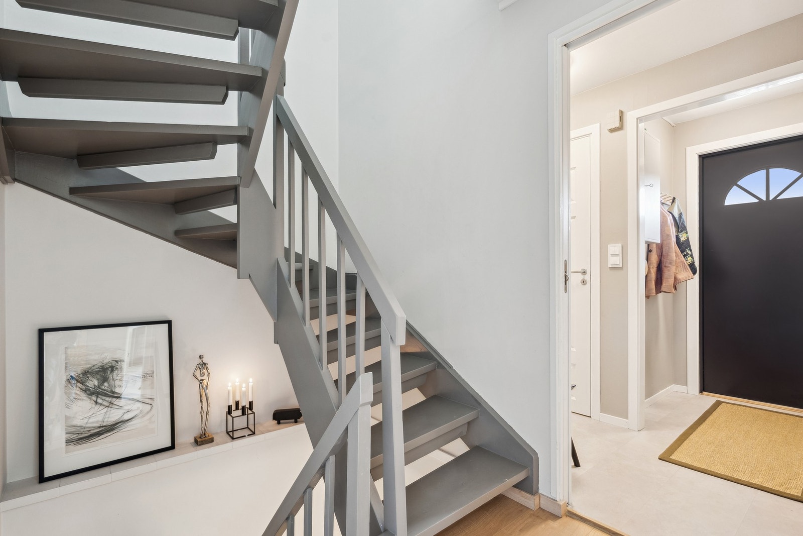 Det er fin plass til å henge fra seg klær i entrèen. Det er også et separat toalettrom i direkte tilknytning. Galleribilde
