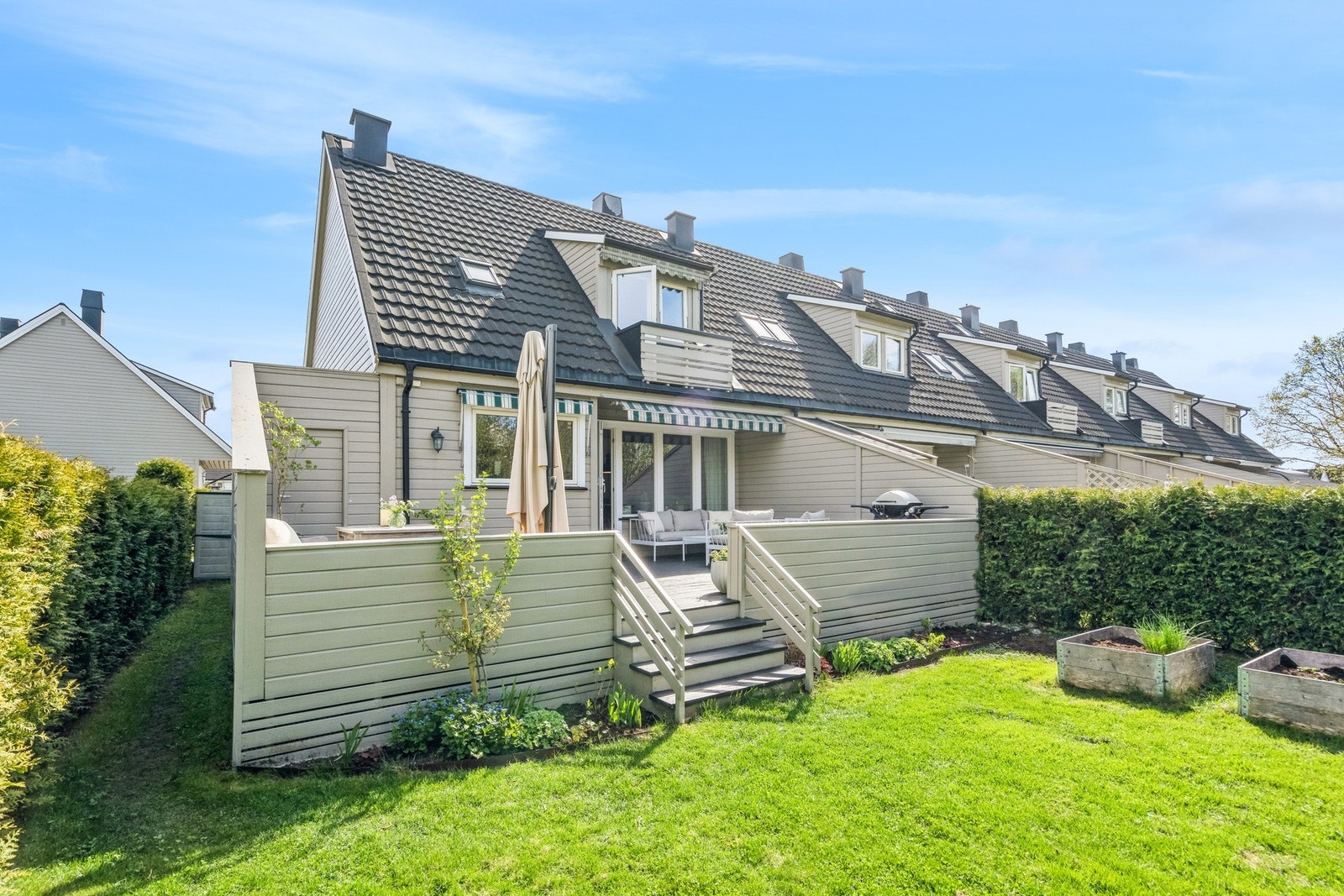Rekkehus i ende med terrasse og hage- i grønne omgivelser Galleribilde