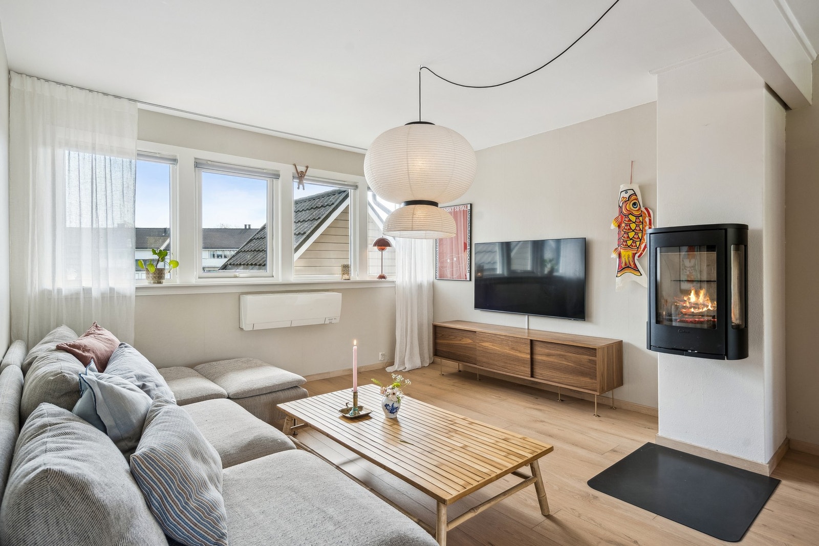 Lekker peisovn med glassflate mot alle sider av stuen. I tillegg er det montert varmepumpe. Galleribilde