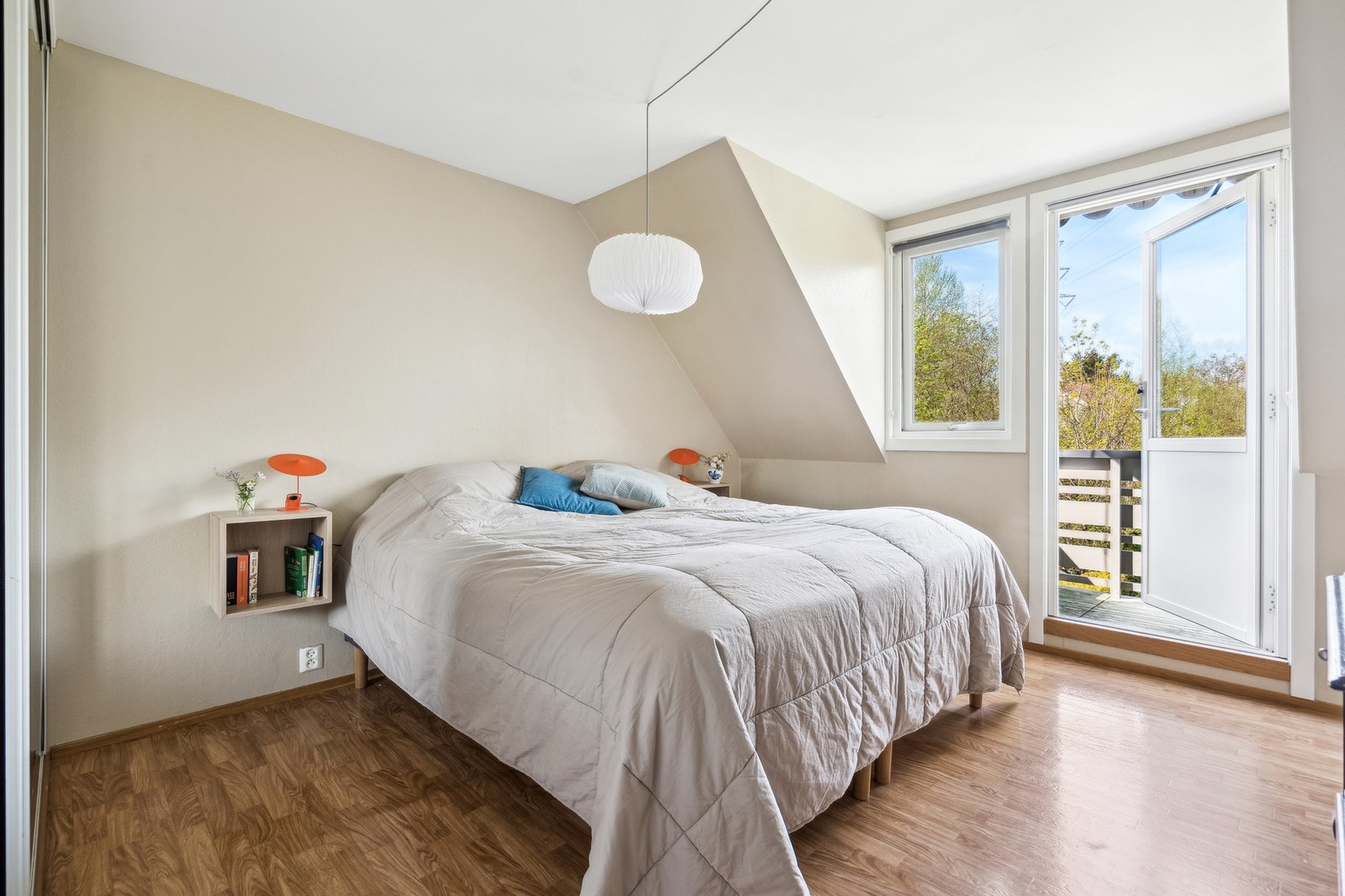 Hovedsoverommet har både skyvedørsgarderobe og utgang til luftebalkong. Galleribilde