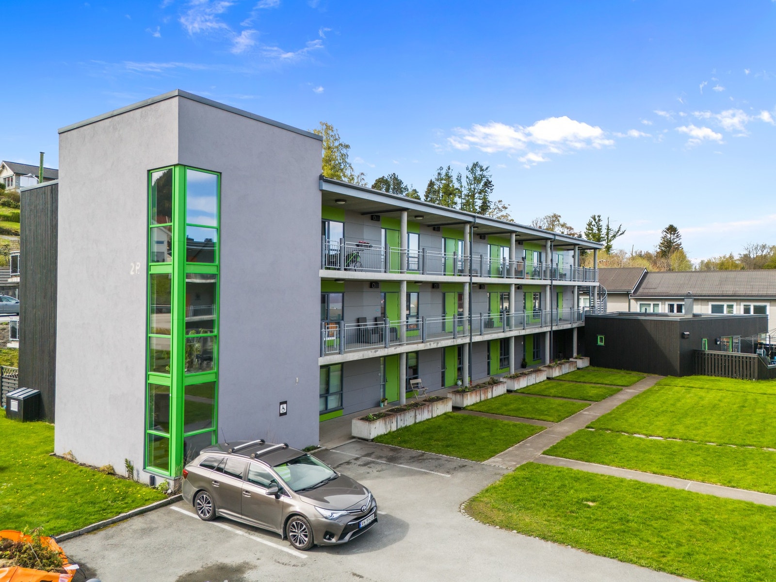 Utvendig gjesteparkering for besøkende finner du like utenfor. Velkommen til visning. Galleribilde