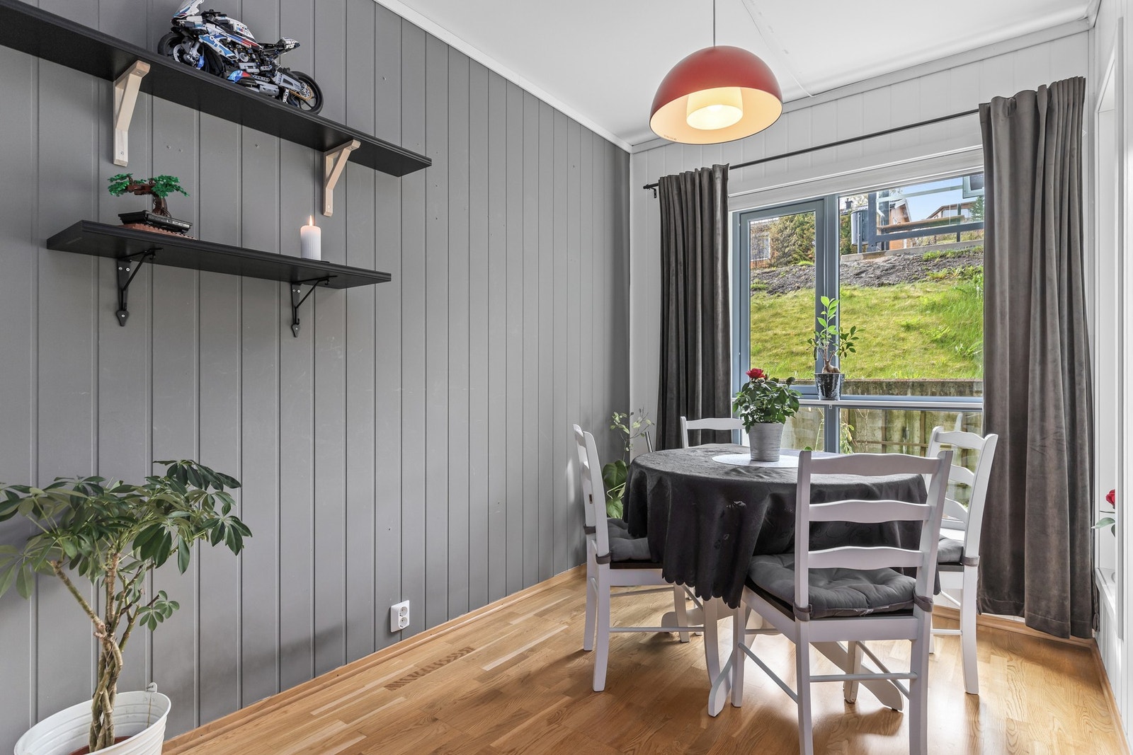 I dagens felleskostnader er både internett og tv-inkludert. Felleskostnadene er på kr 2817,- fra 01.05.25. Galleribilde
