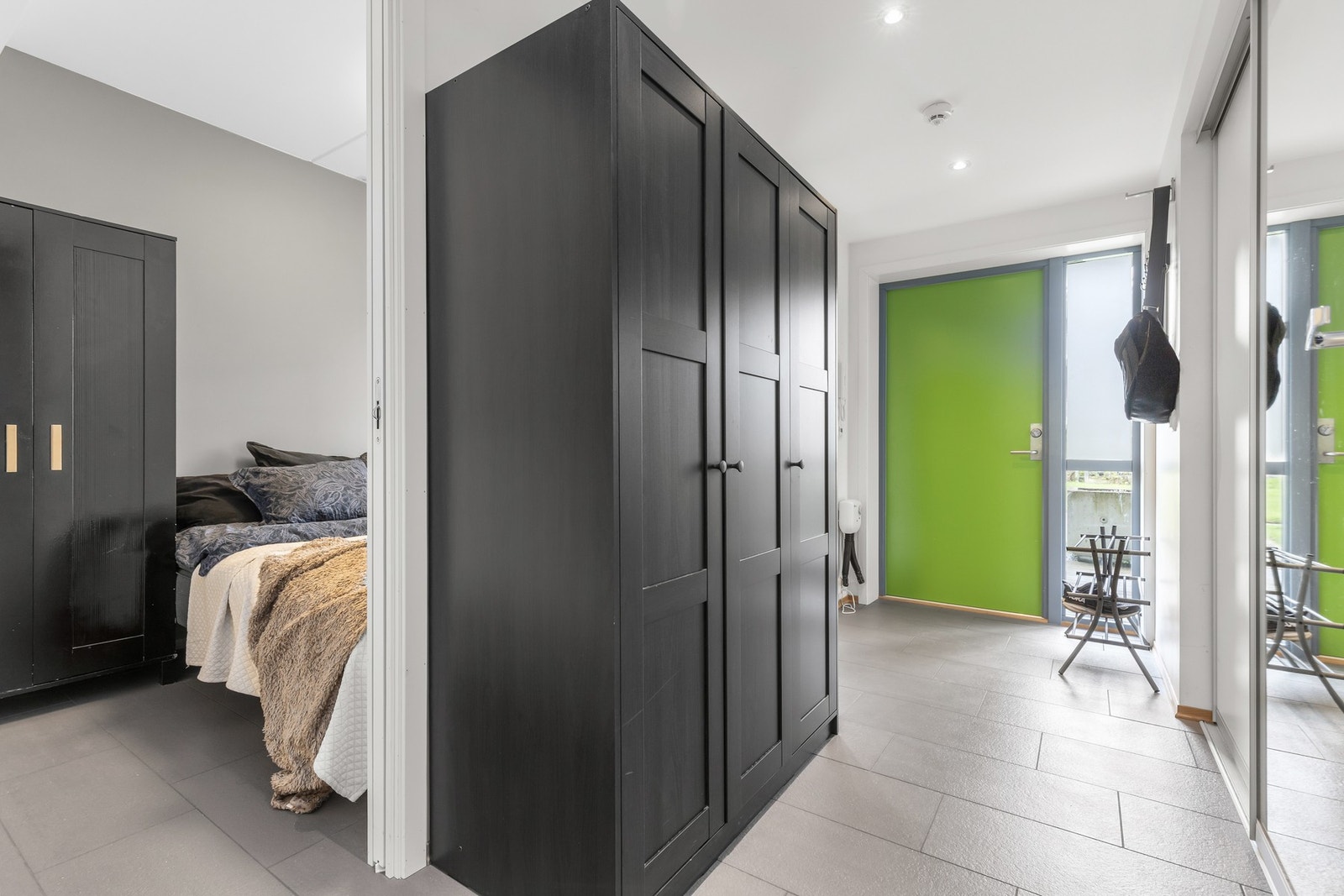 Gangen er på 6 kvm og har en dyp speil garderobe med mye lagringsplass. Det er også en bod i kjeller til leiligheten. Galleribilde