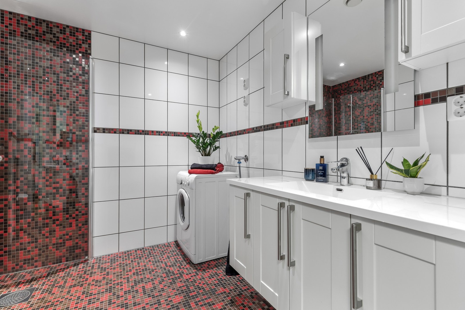 Badet er på 5,5 kvm og har servantskap, opplegg for vaskemaskin, dusj og vegghengt wc. Galleribilde