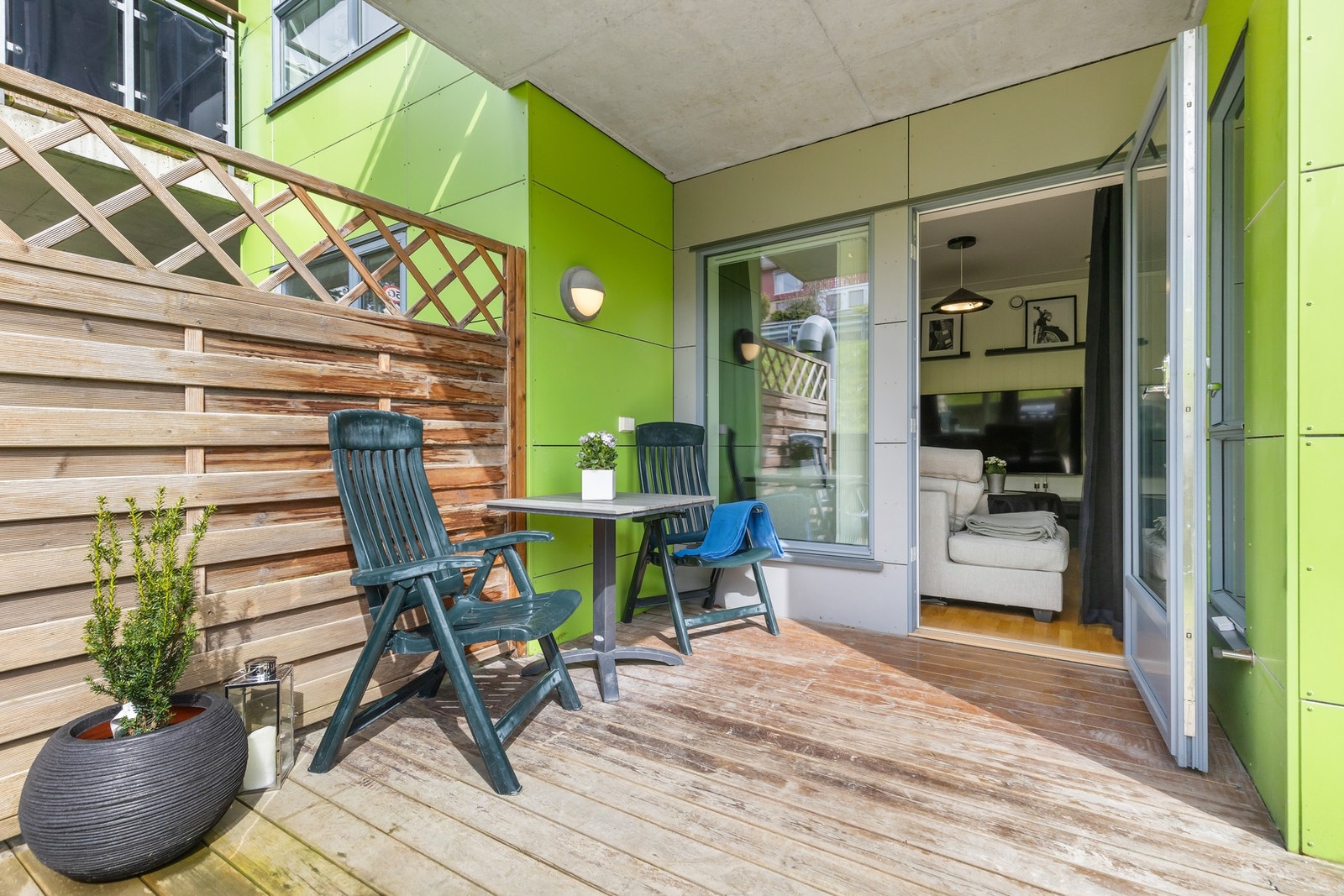 Fra stuen er det utgang til en sørvendt markterrasse som er delvis overbygd. Galleribilde