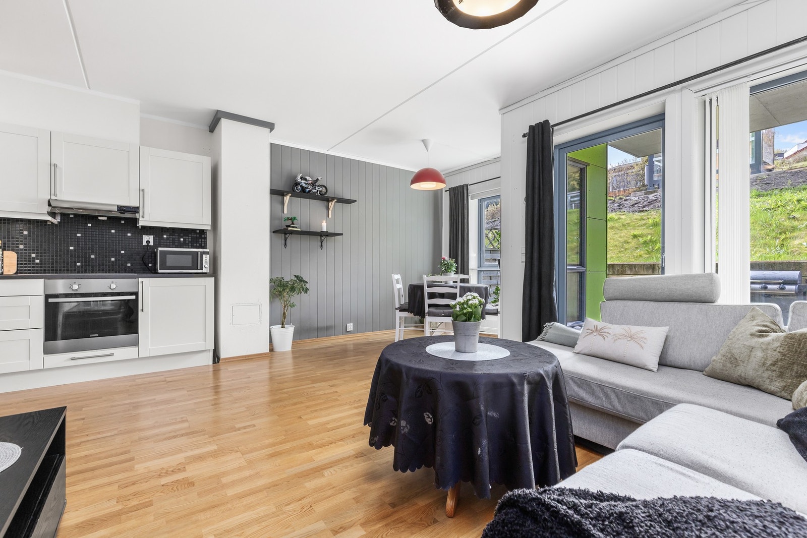 Planløsningen i stuen gir god plass til spisebord bed kjøkkenet. Galleribilde