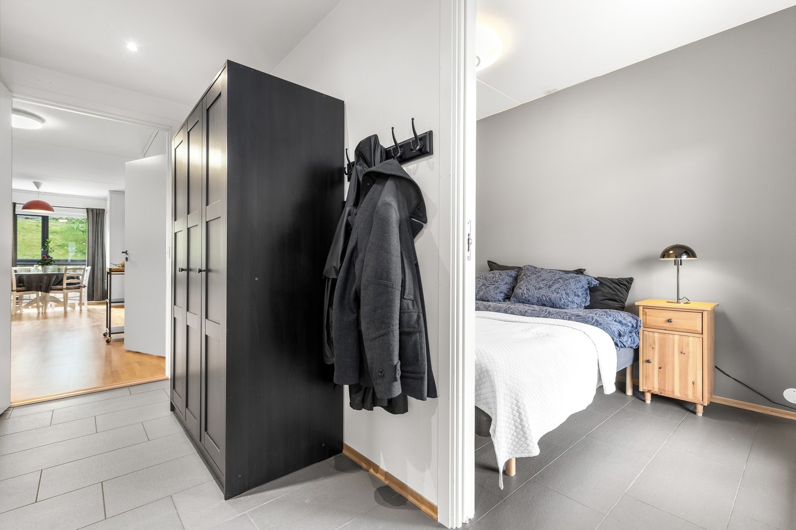 Flislagt entre med rikelig oppbevaring i garderobe og speilgarderobe. Det er lagt gulv-varme i gangen. Galleribilde
