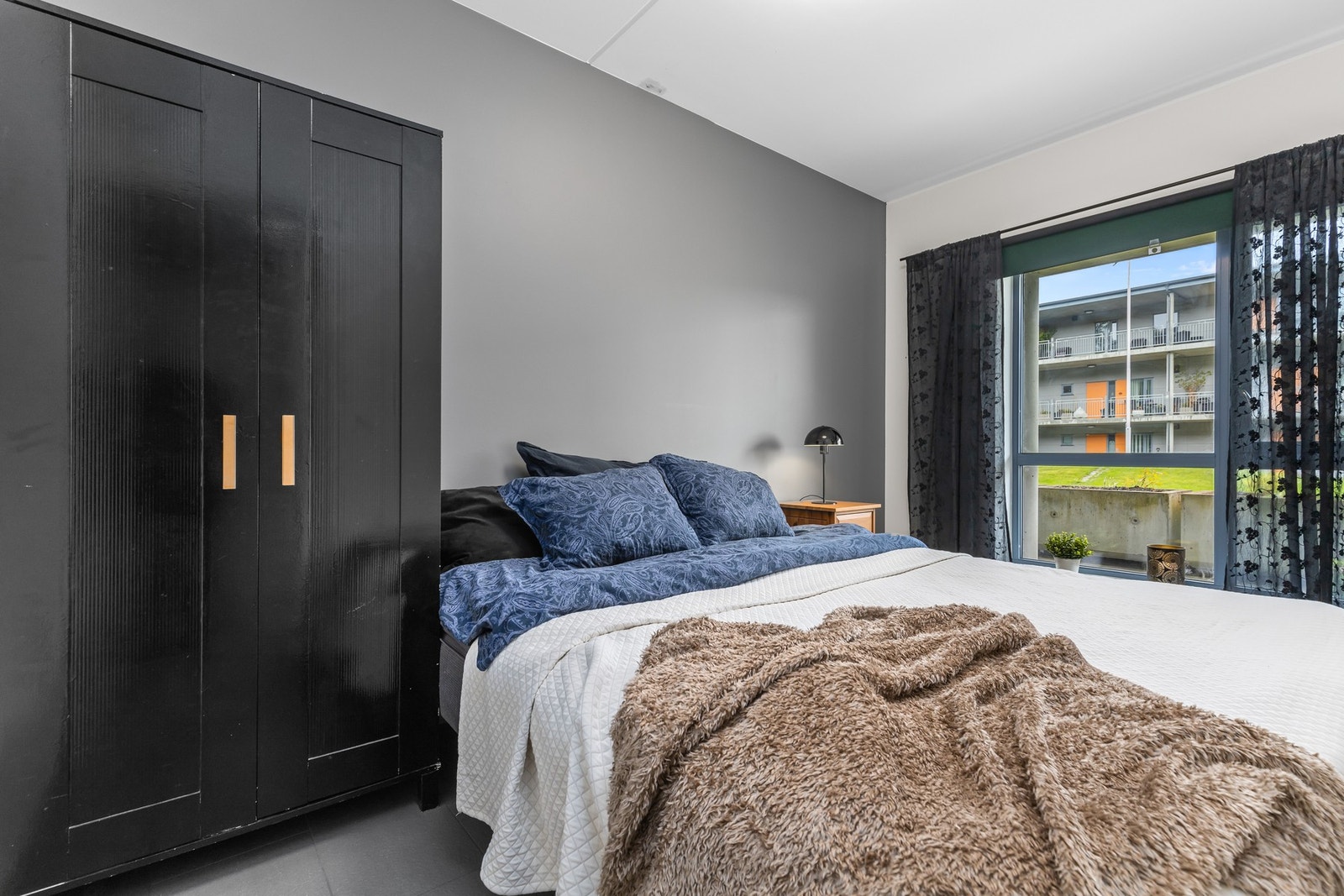 Soverommet er på 8 kvm og har plass til dobbeltseng og garderobe. Galleribilde