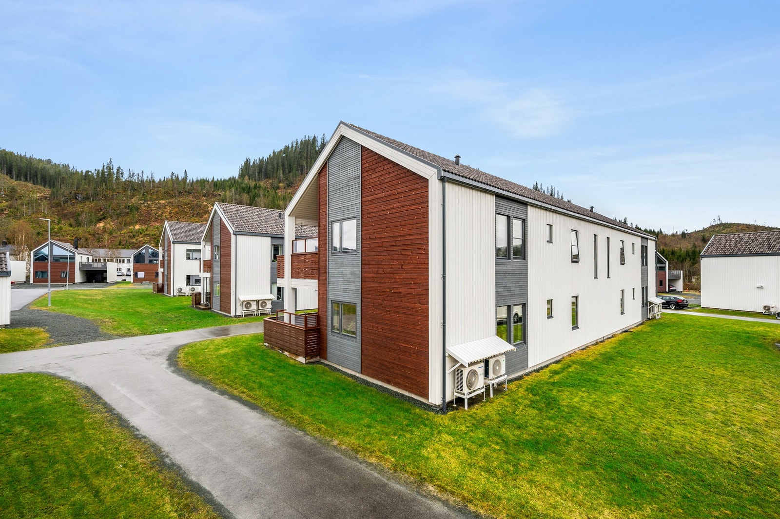 Eiendommen ligger i et barnevennlig og trygt boligområde med fine grøntarealer og idrettsanlegg Galleribilde