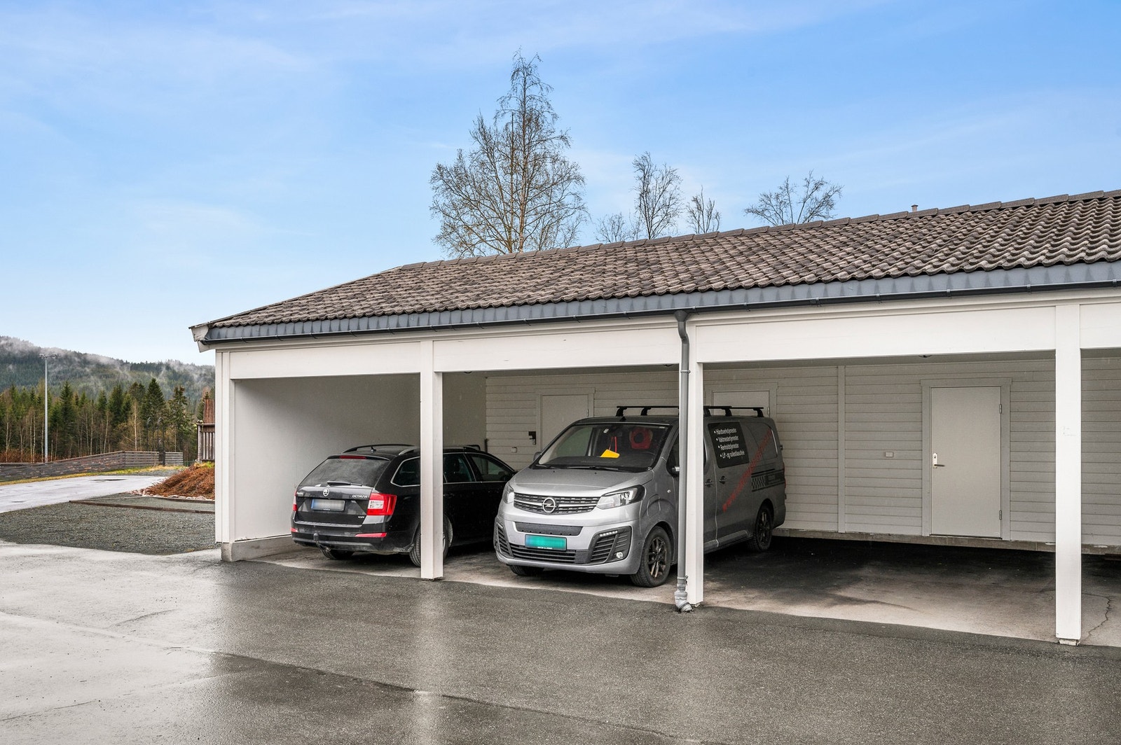 Det medfølger en parkeringsplass i carport med bod i bakkant. Det er i tillegg en ekstra gjesteparkering pr bolig Galleribilde