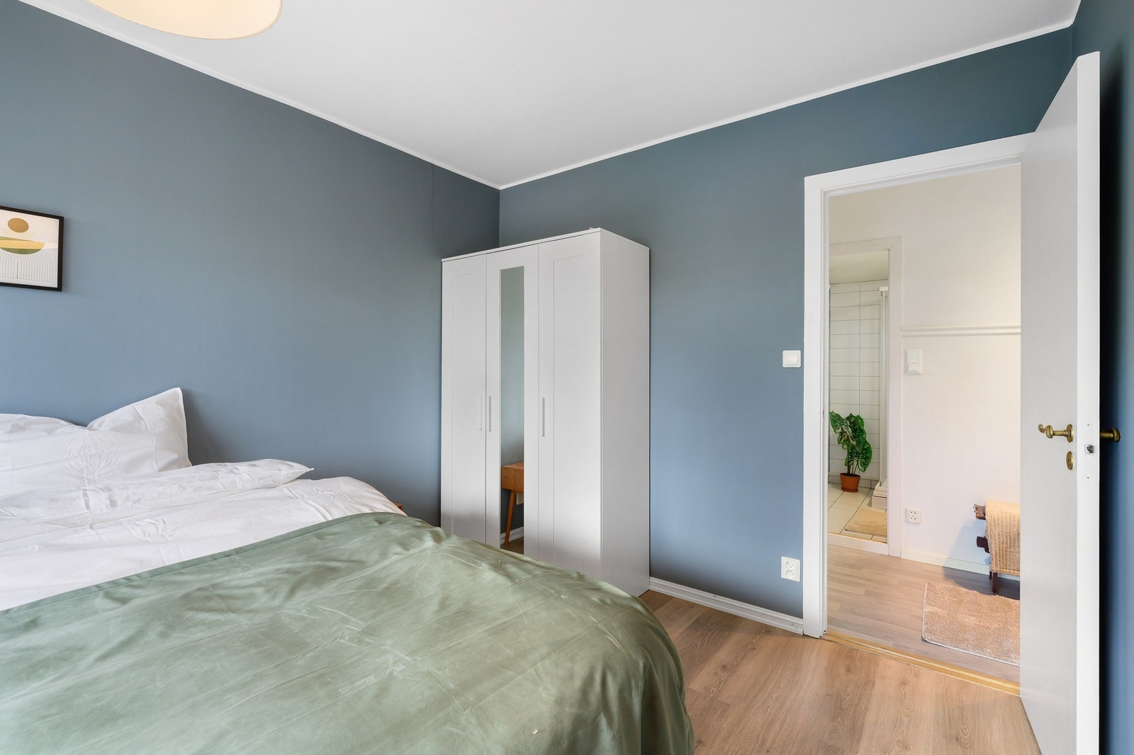 I rommet er det fin plass til garderobe. Galleribilde
