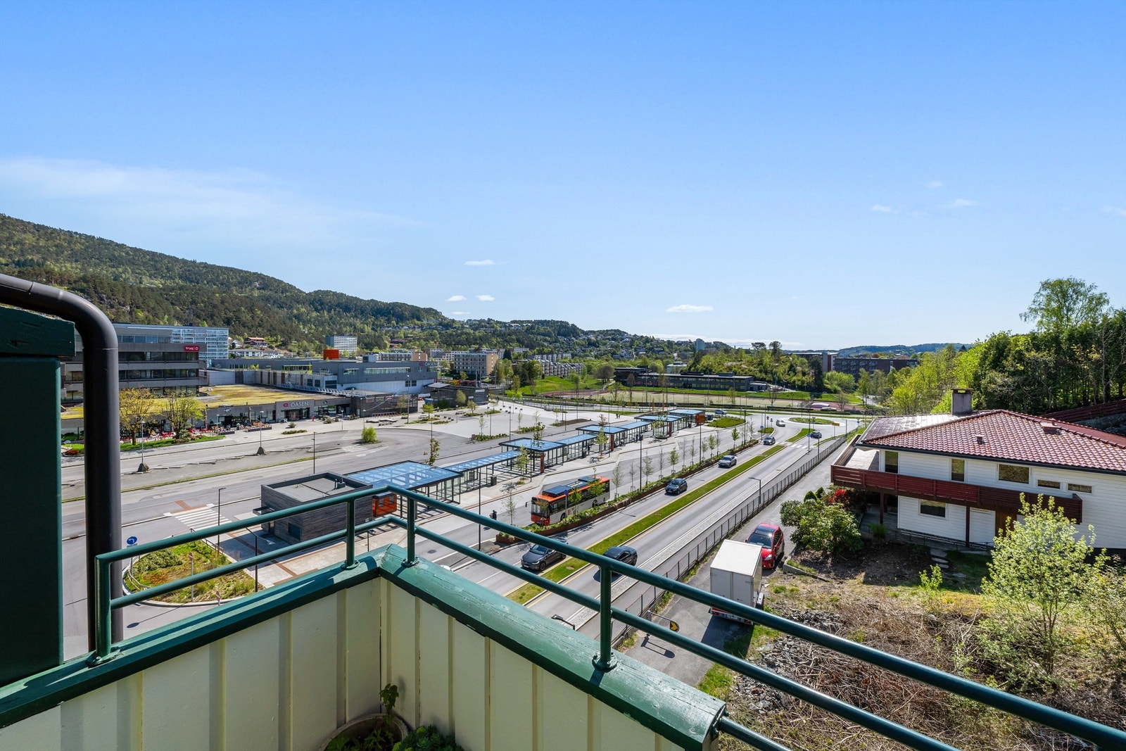 Fra altanen har man flott utsikt, gode solforhold og den urbane følelsen tett på kjernen av Fyllingsdalen. Galleribilde