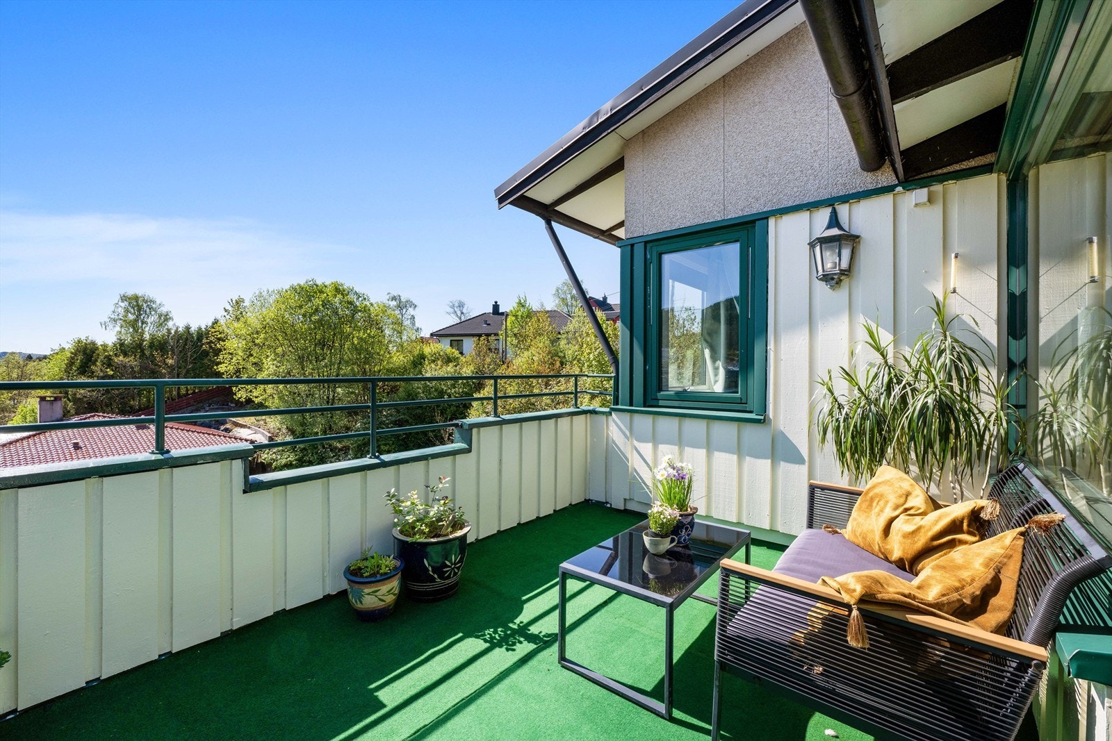 Altanen har fin størrelse til en liten sittegruppe og grill. Det er ellers nokså usjenerte forhold. Galleribilde