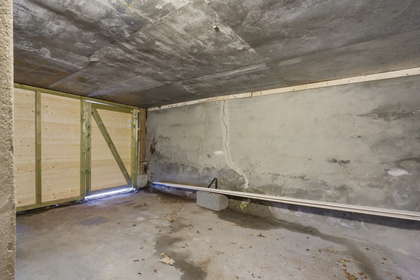 Liten garasje/sykkelparkering i kjeller mot nord, takhøyde under 1,9 meter. Galleribilde