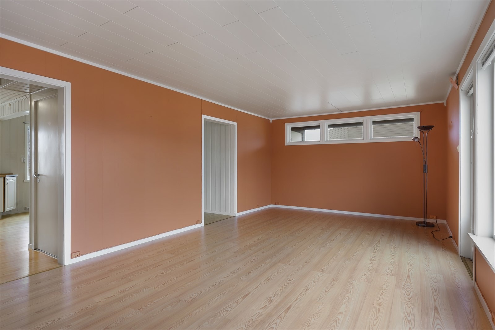 Fra kjøkkenet kommer man til stuen. Galleribilde