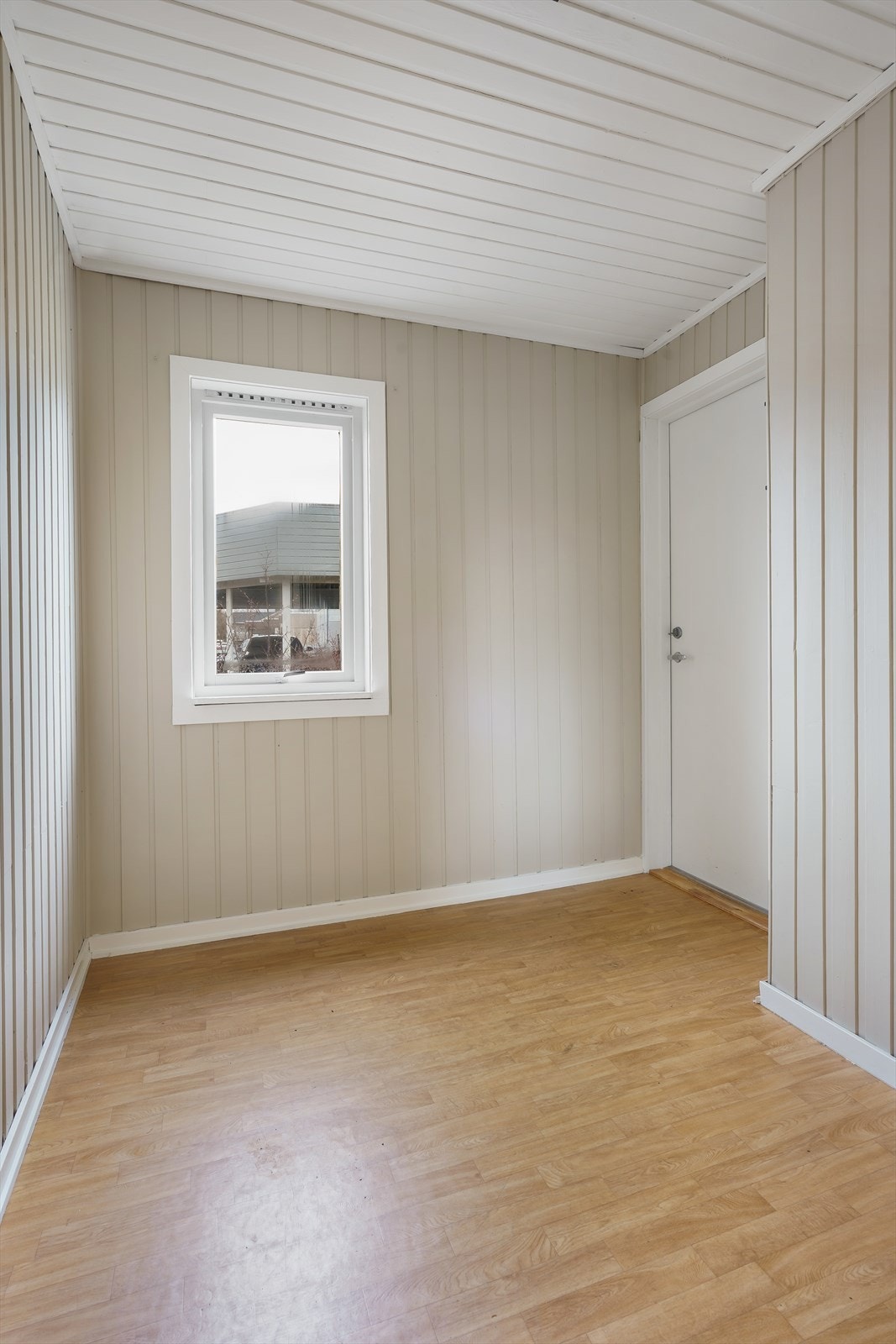 Romslig vindfang med god plass til oppbevaring av yttertøy og sko. Galleribilde