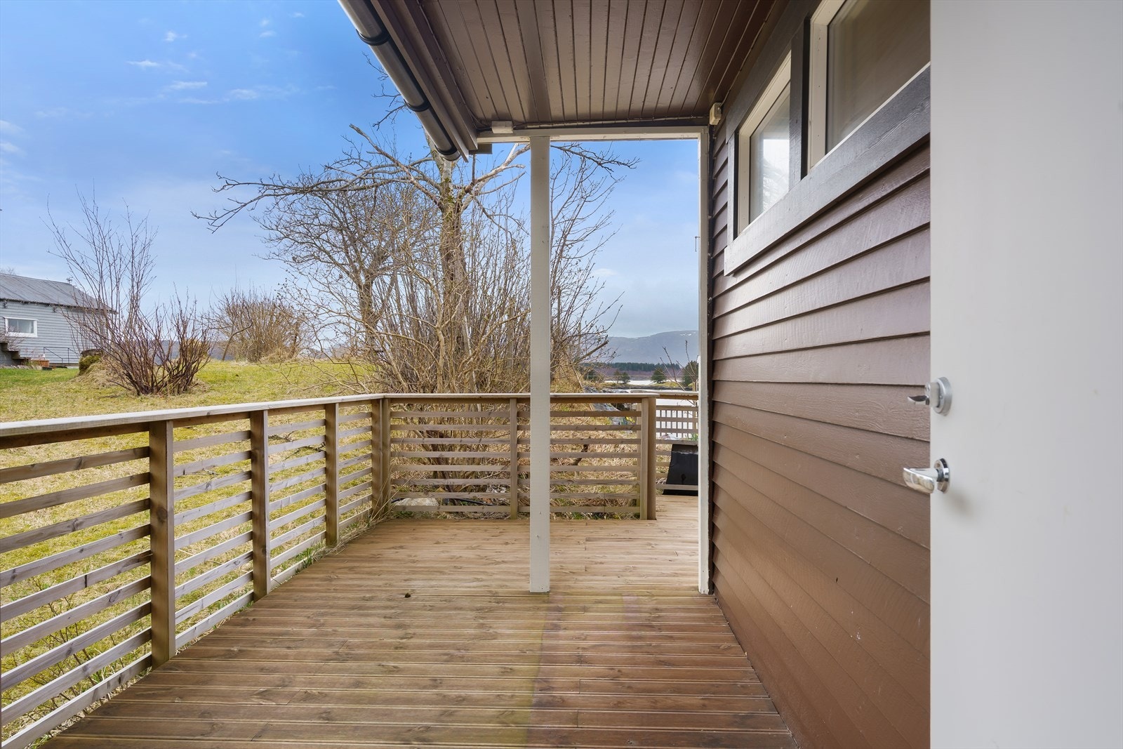 Inngangsparti i nord-øst og her kommer man inn til første etasjen. Galleribilde