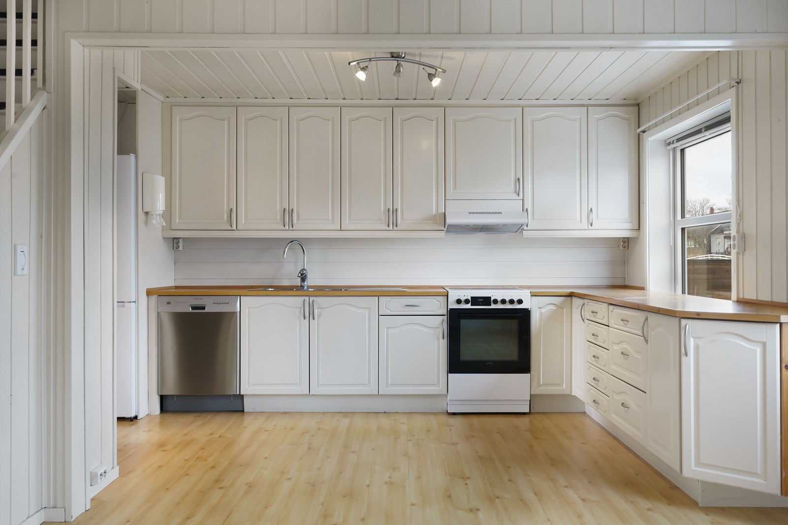 Innredning er fra ca. 1995 og det er folierte skrog og benkeplate. Tokummers beslag i benkeplate. Galleribilde