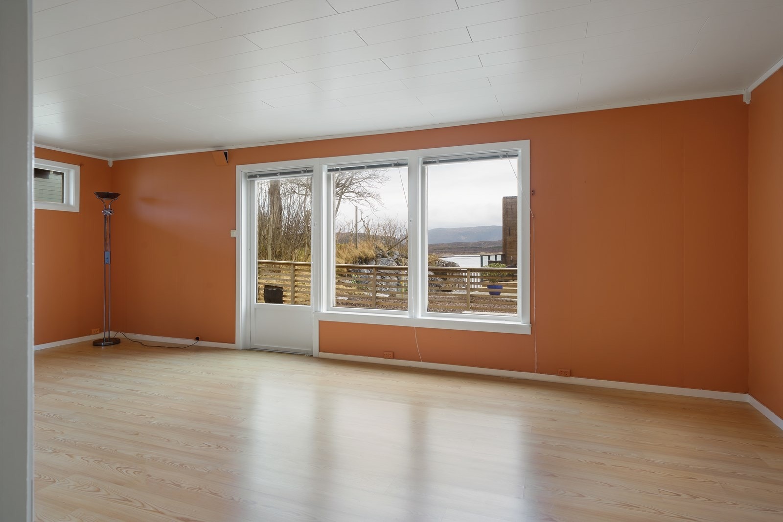 Fra stuen er det utgang til nord-øst terrasse. Galleribilde