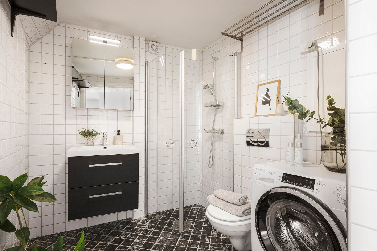 - Badet måler 3,9 kvm. Det er som resten av leiligheten oppgradert i 2005 - Galleribilde