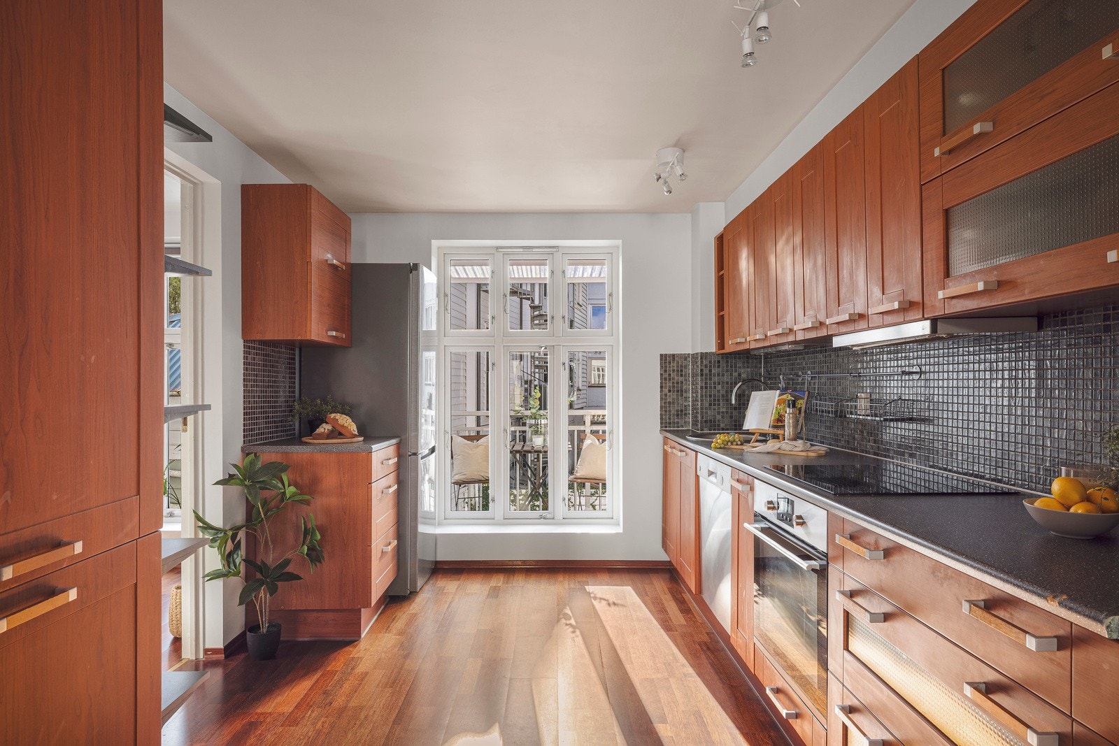 - Kjøkkenet har innredning med profilerte fronter og benkeplate av laminat fra 2005 - Galleribilde