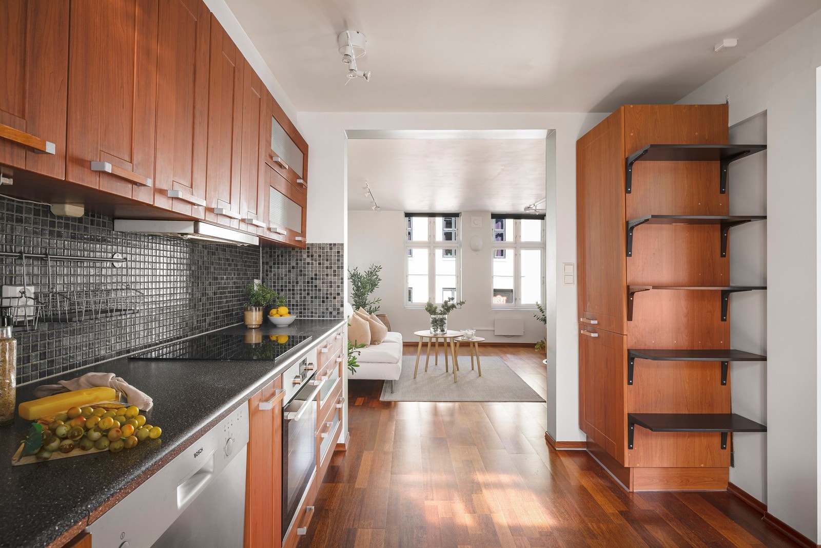 - Kjøkkenet har integrerte hvitevarer, herunder stekeovn(2016), platetopp(2023), samt oppvaskmaskin i børstet stål og frittstående kjøle-/fryseskap(2019) - Galleribilde