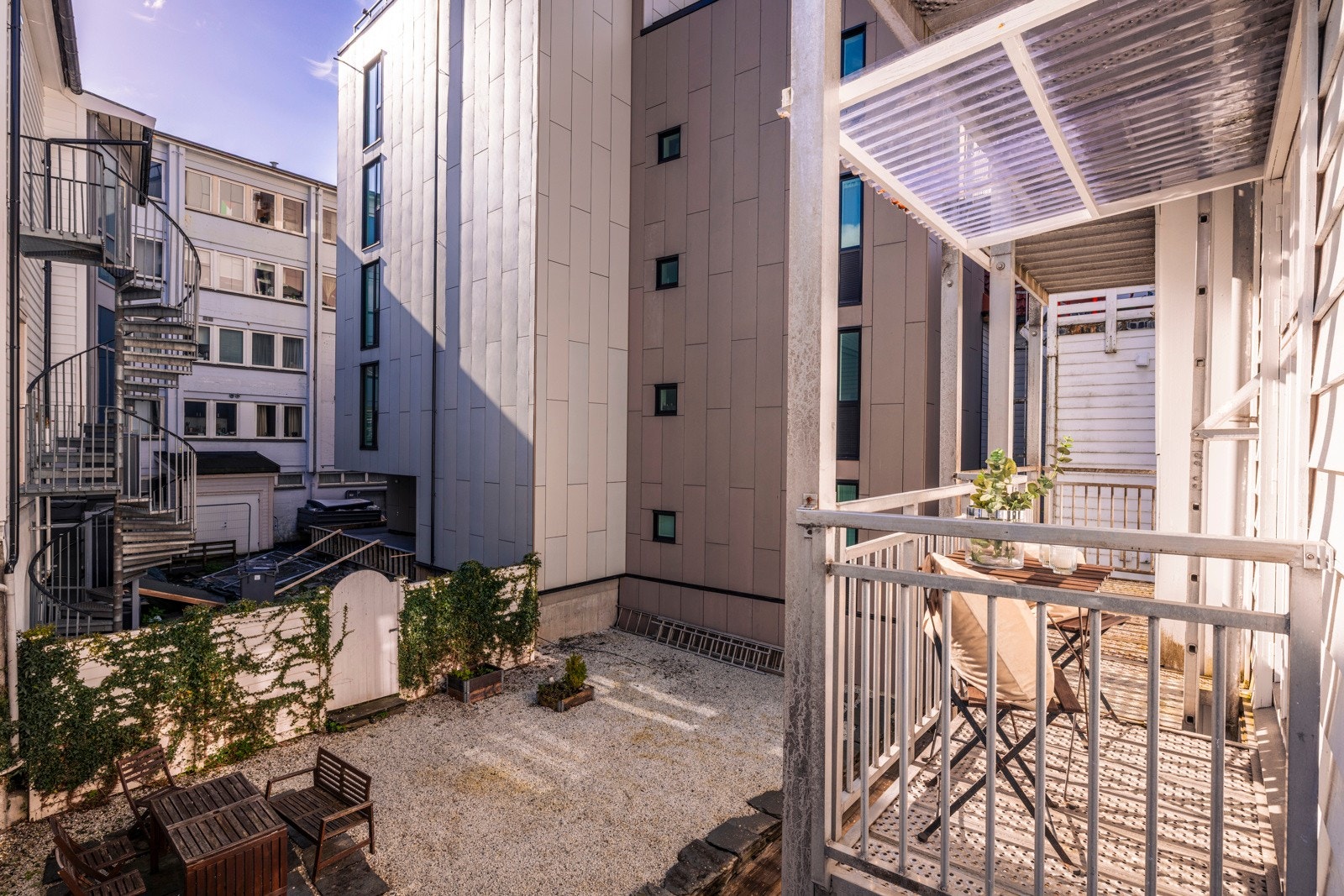 - Borettslaget har også en fin bakgård med felles utemøbler og mulighet til å plante noe hvis man ønsker - Galleribilde