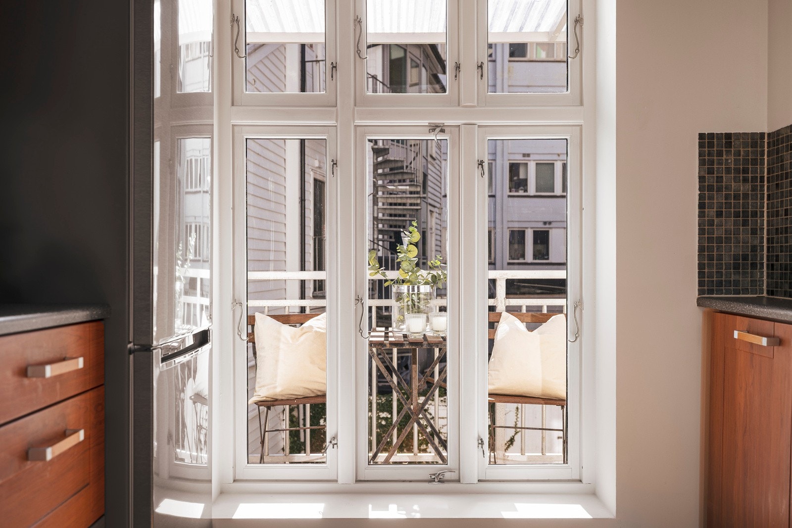 - Fra kjøkkenet kan man åpne vinduet og komme ut til en liten balkong vendt mot bakgården - Galleribilde