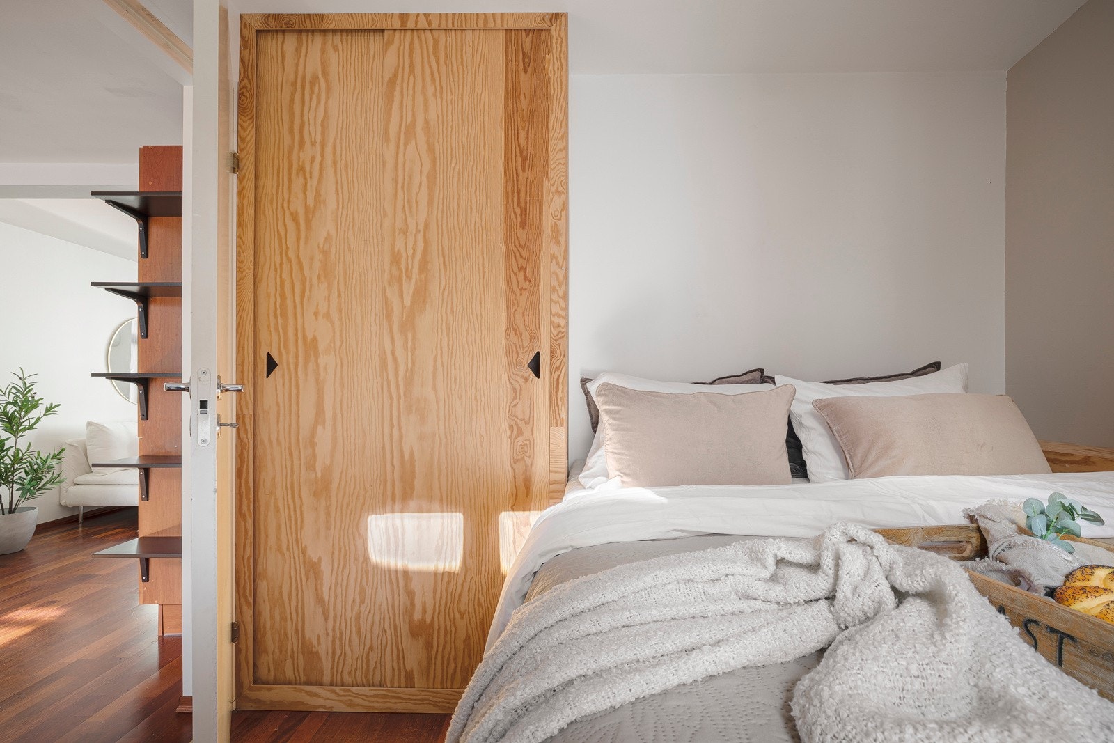 - Soverommet har nå veldig god lagringsplass, spesielt under sengen, men også i flotte skap - Galleribilde