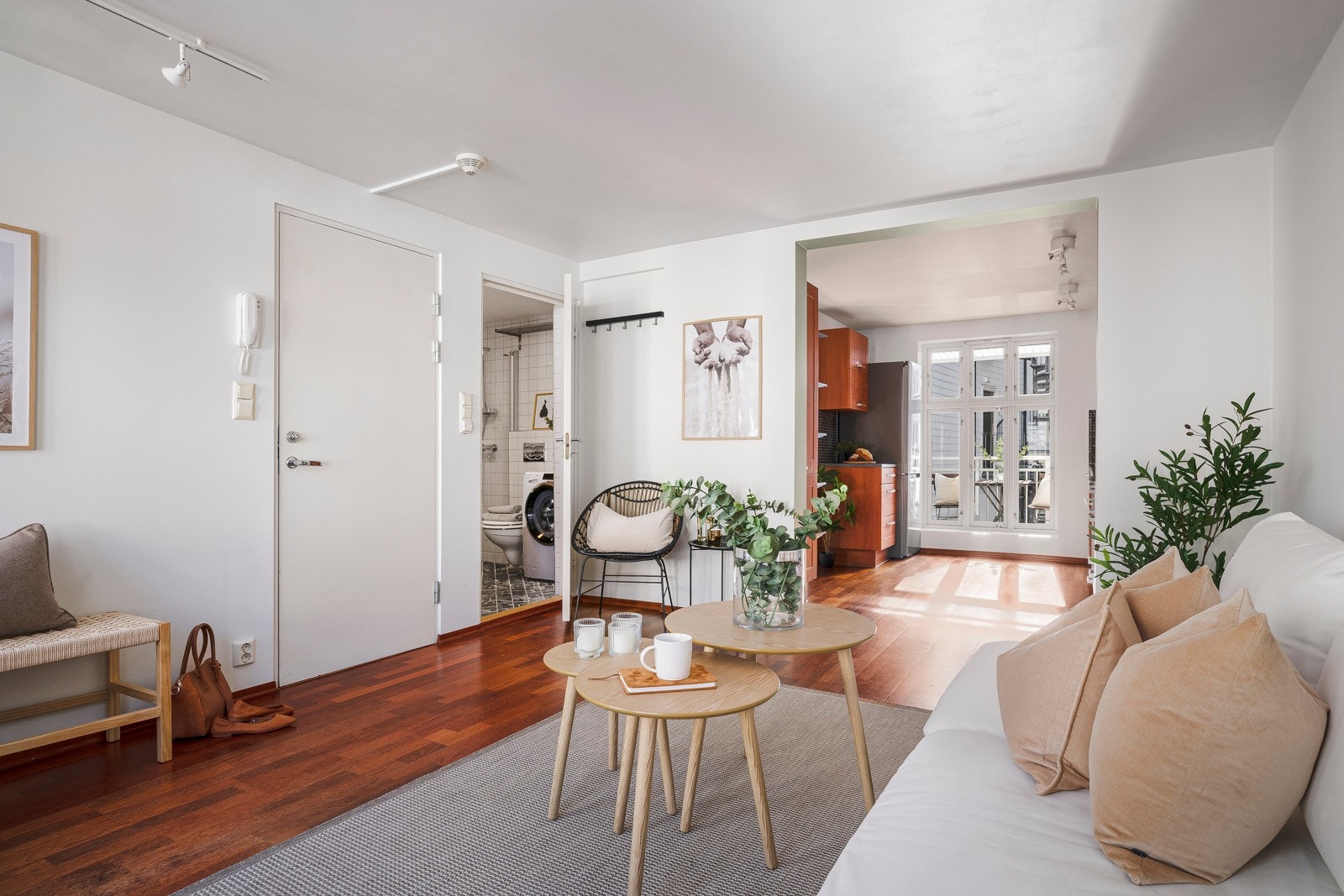 - Stue og kjøkken måler tilsammen 25,2 kvm og fremstår luftig og romslig - Galleribilde