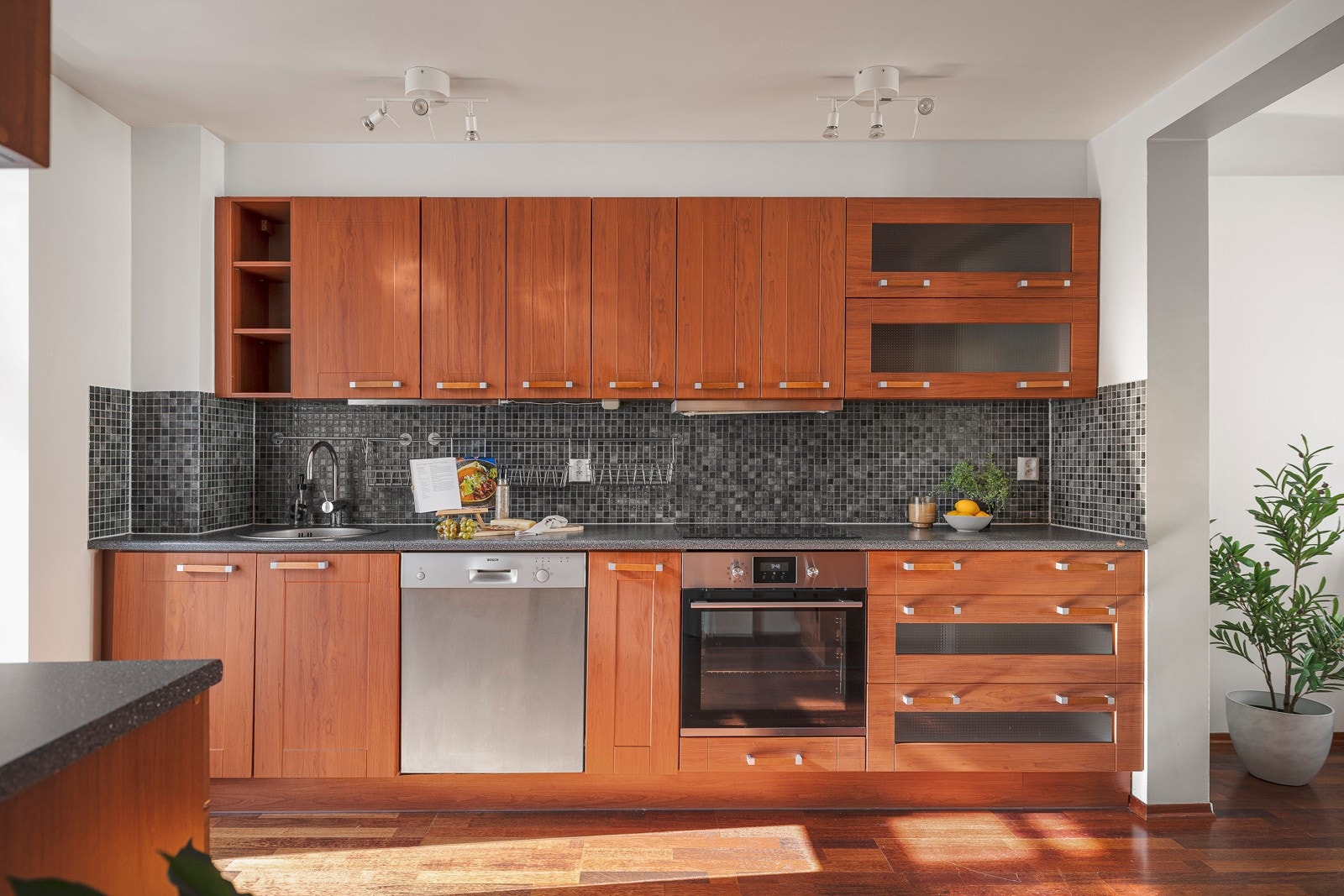 - I tillegg er det en pen slimline kjøkkenvifte og lys under overskap - Galleribilde