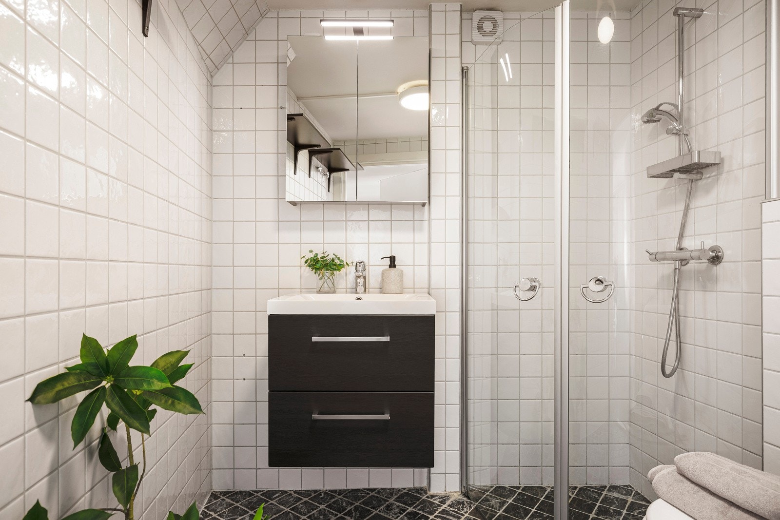 - Det er varme i gulv og opplegg for vaskemaskin/tørketrommel - Galleribilde