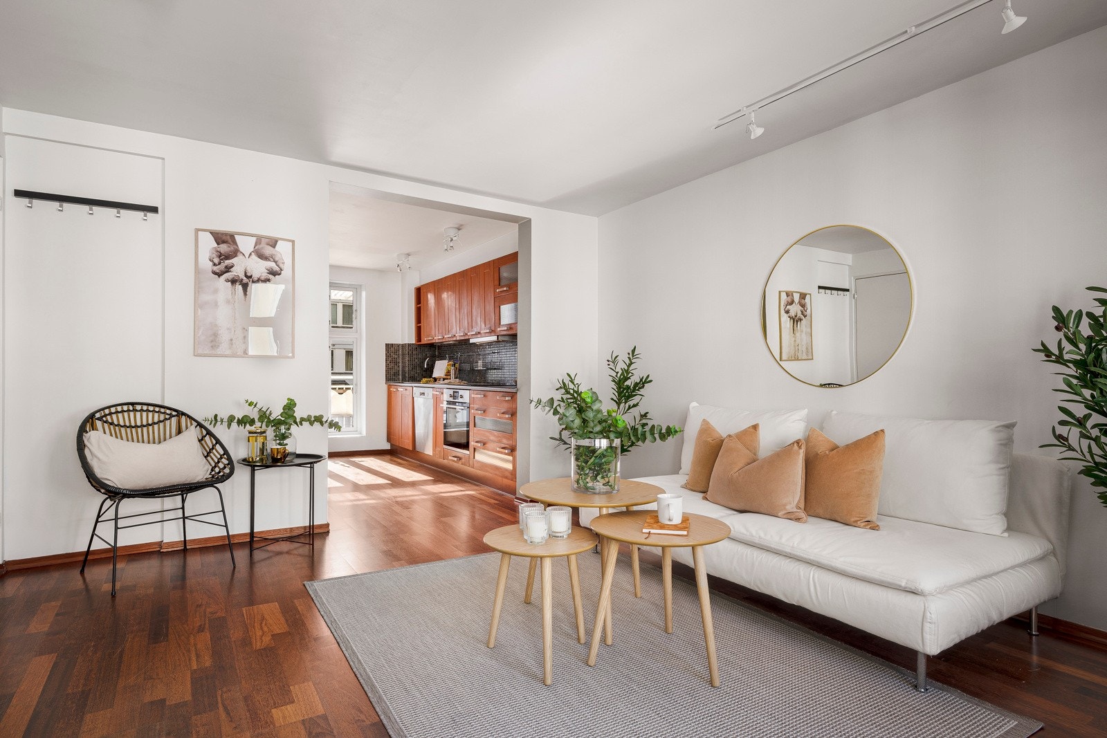 - Den åpne løsningen bidrar til en praktisk arealutnyttelse, og gjør at man kan innrede med sofa og en liten spisestue - Galleribilde