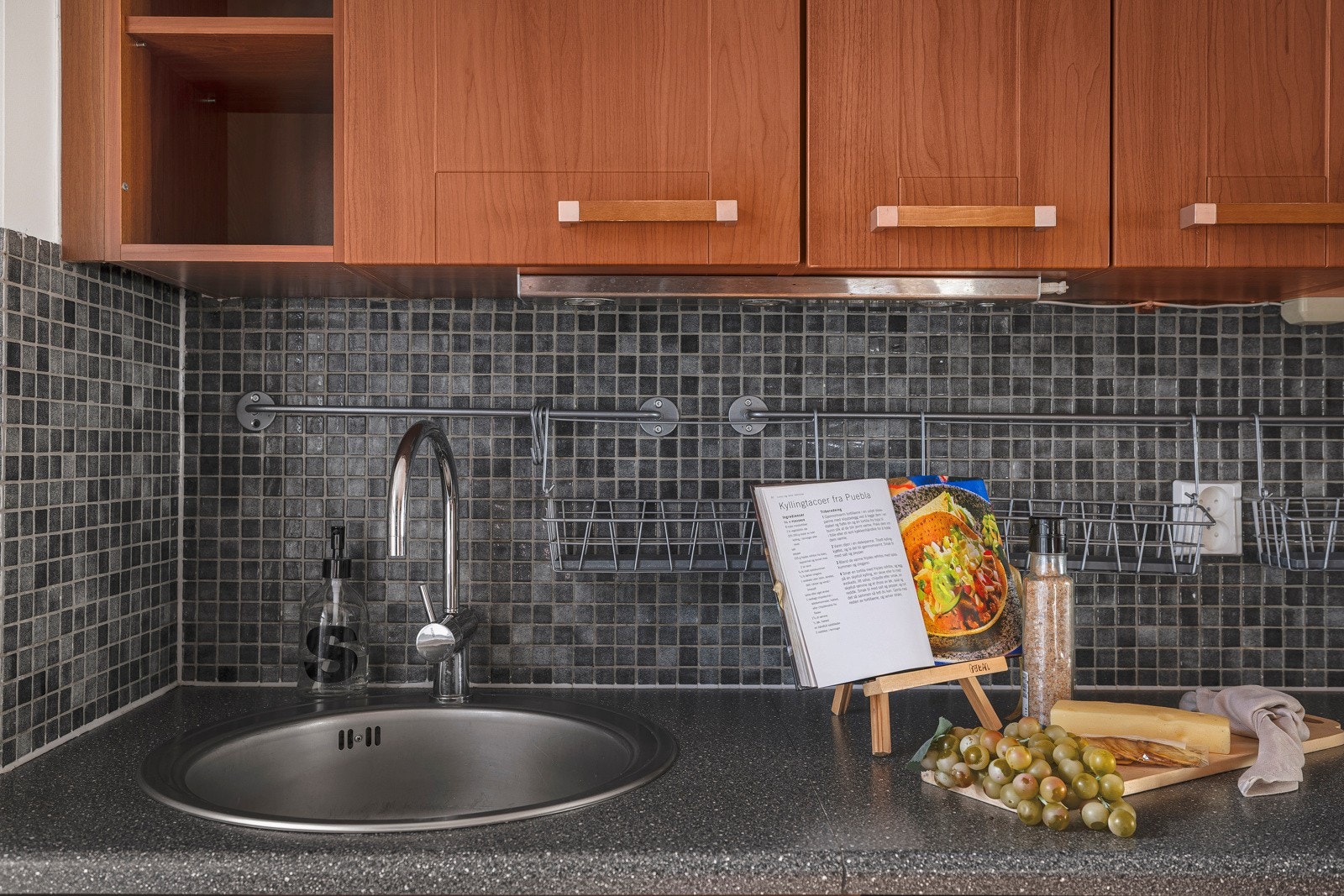 - Det er lagt fliser mellom benkeplate og overskap for enklere rengjøring - Galleribilde