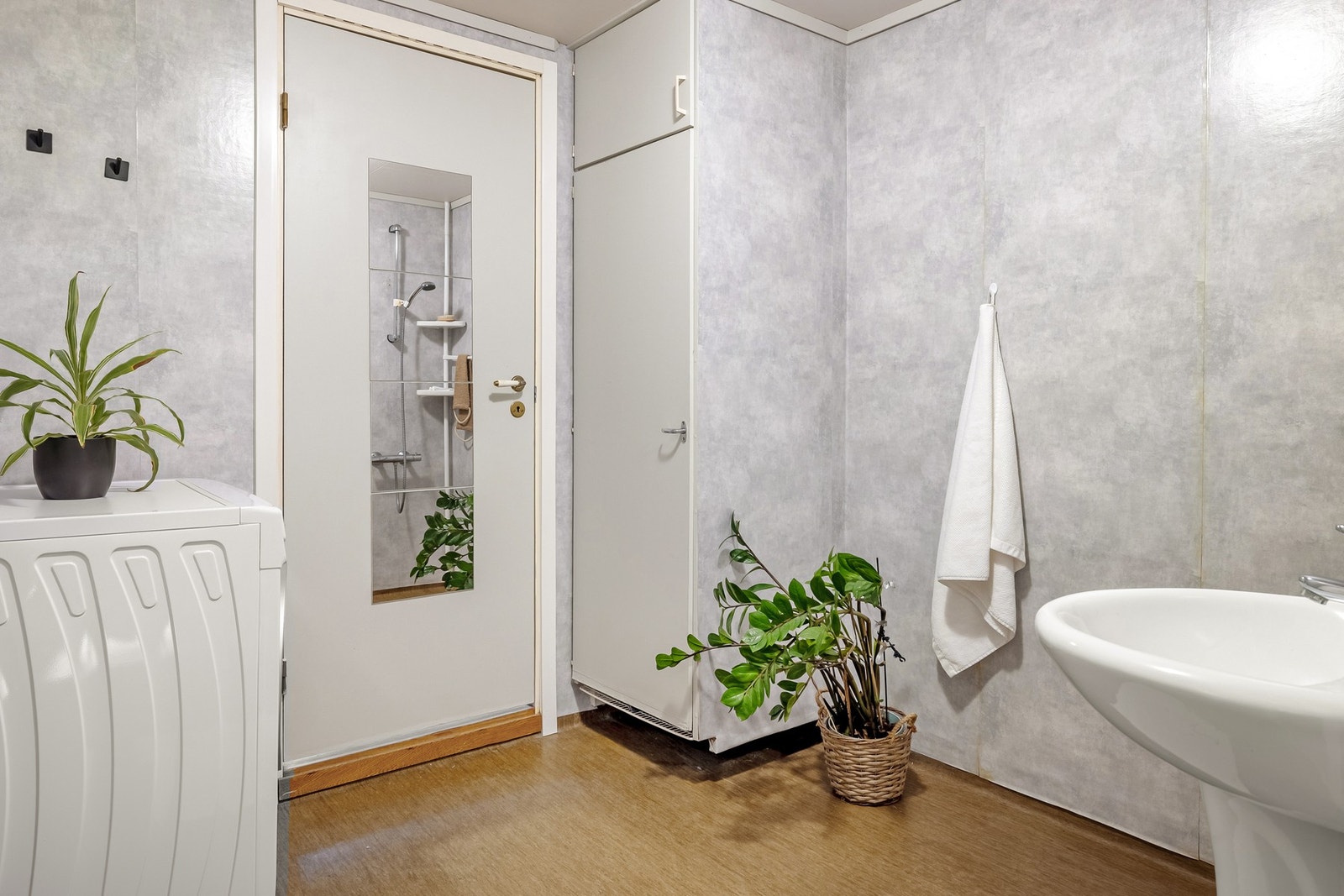 Badet er innredet med servant, dusj, tørkeskap og opplegg for
vaskemaskin. Galleribilde